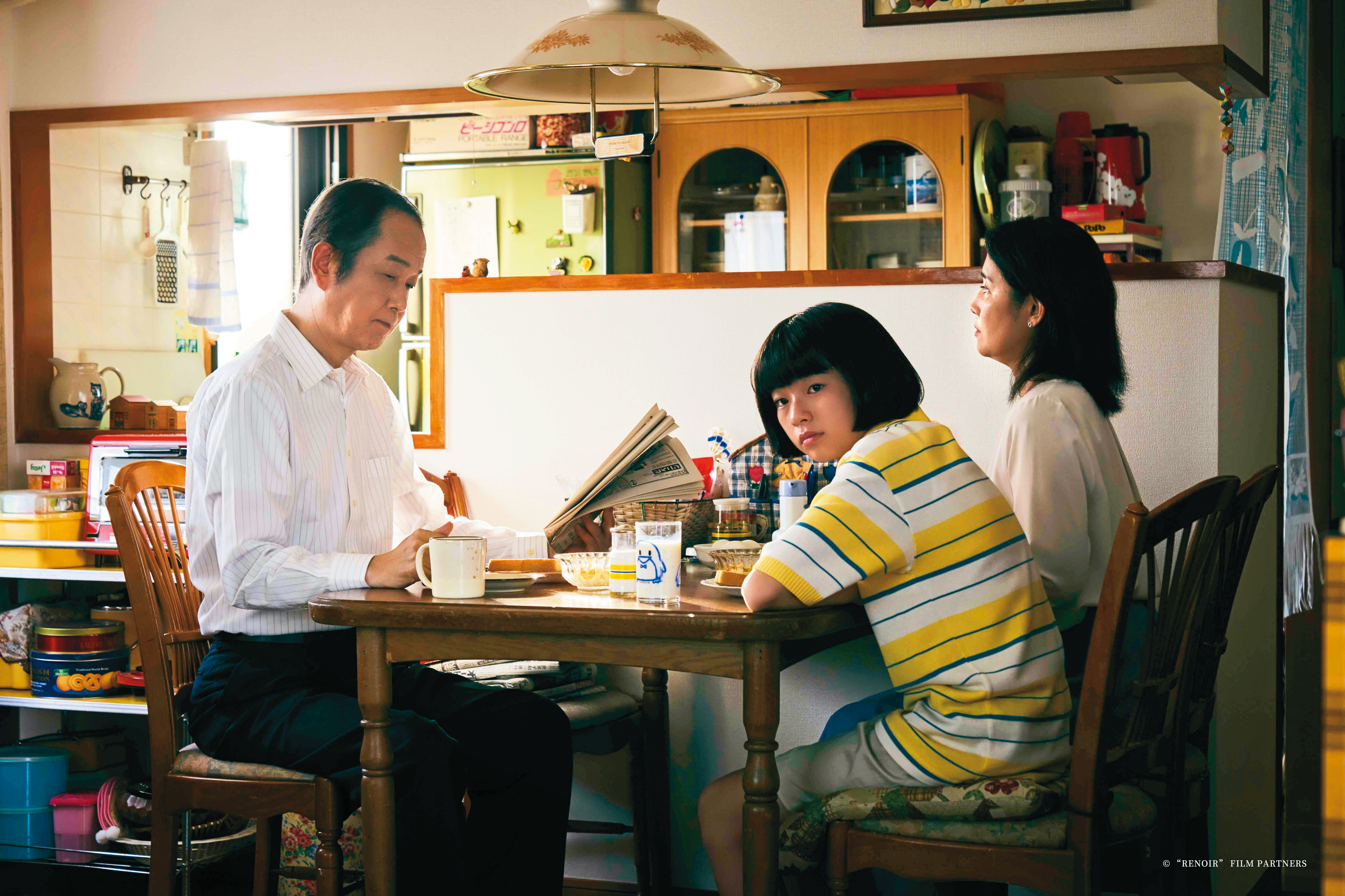 想像力豐富的女孩沉迷於催眠術與心靈感應的奧祕，癌症末期的爸爸、情緒不穩的媽媽都是她的練習對象。（高雄市電影館提供）