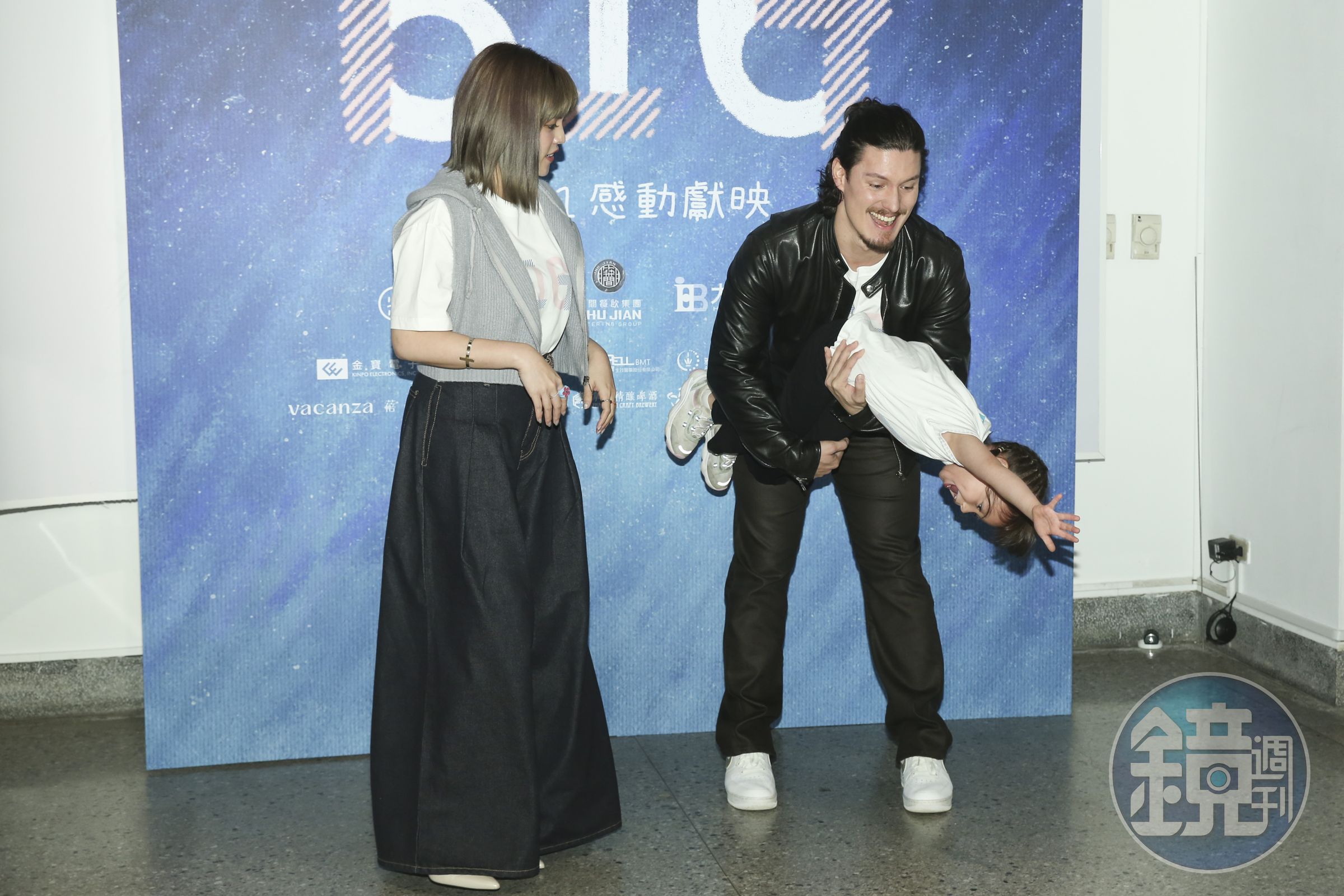 周厚安與夏宇童戲裡的女兒努拉是知名網紅，活潑可愛的她拍照時不停在周厚安懷中扭動，其他人差點嚇壞，深怕她倒頭栽。