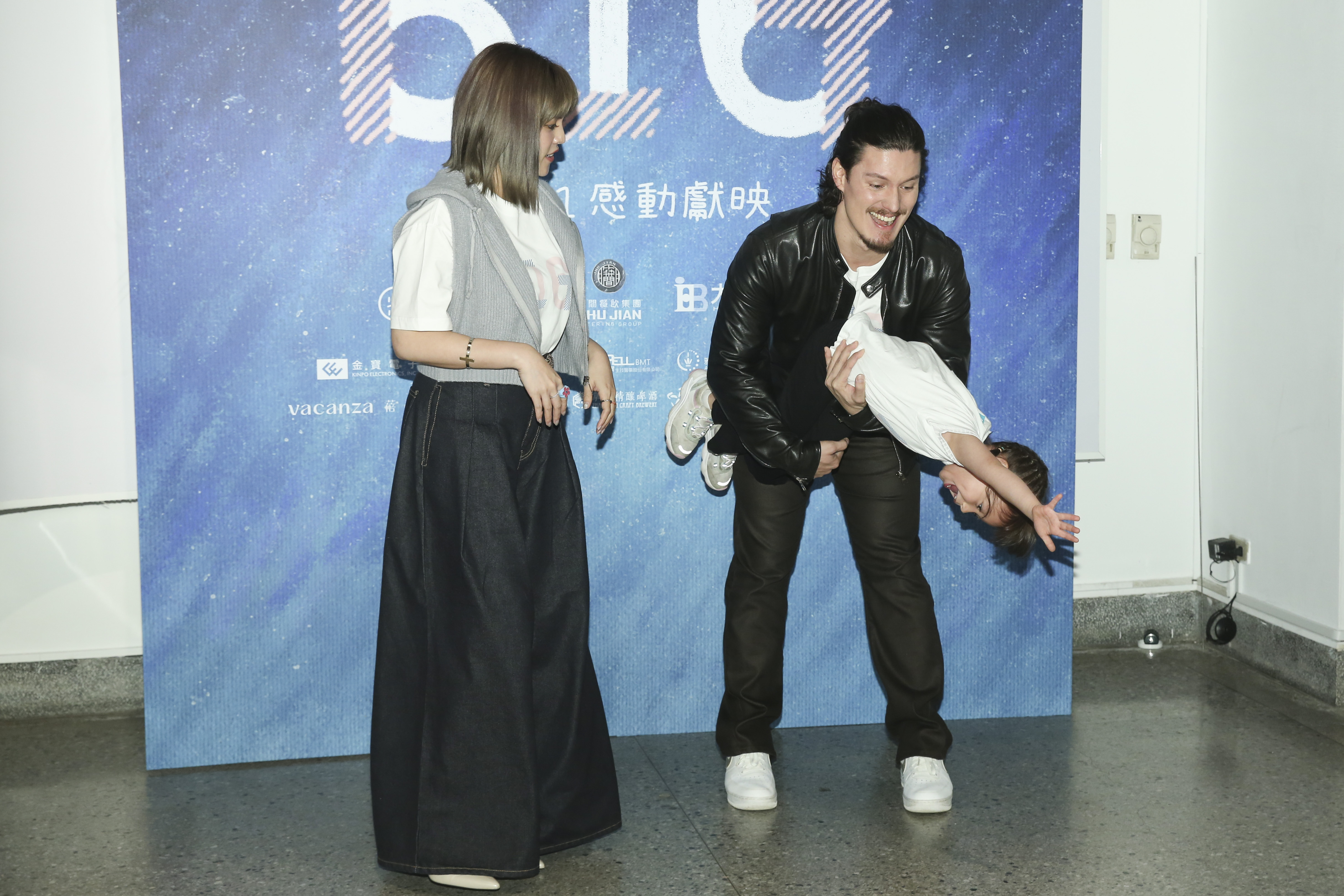 周厚安與夏宇童戲裡的女兒努拉是知名網紅,活潑可愛的她拍照時不停在周厚安懷中扭動,其他人差點嚇壞,深怕她倒頭栽。