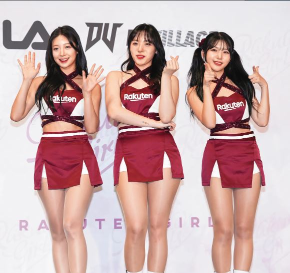 禹洙漢(左起)、河智媛與廉世彬以「樂天三本柱」之名成為樂天桃猿應援女孩。(攝影組)
