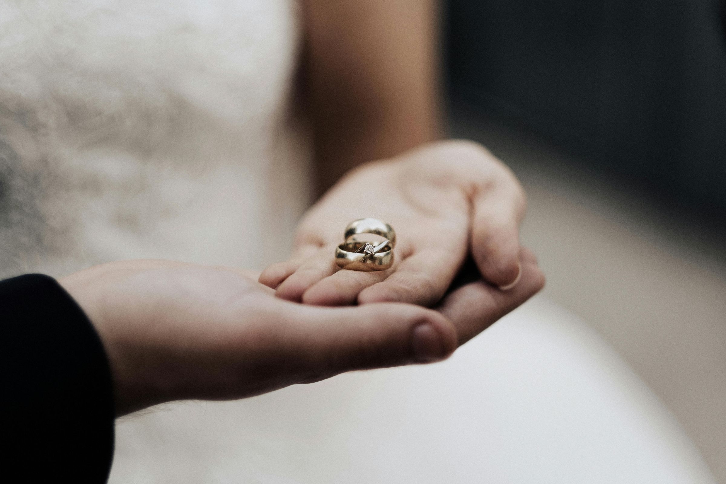 在過去華人的傳統社會中，結婚時男方要準備聘金、喜餅給女方。（示意圖，取自pexels）
