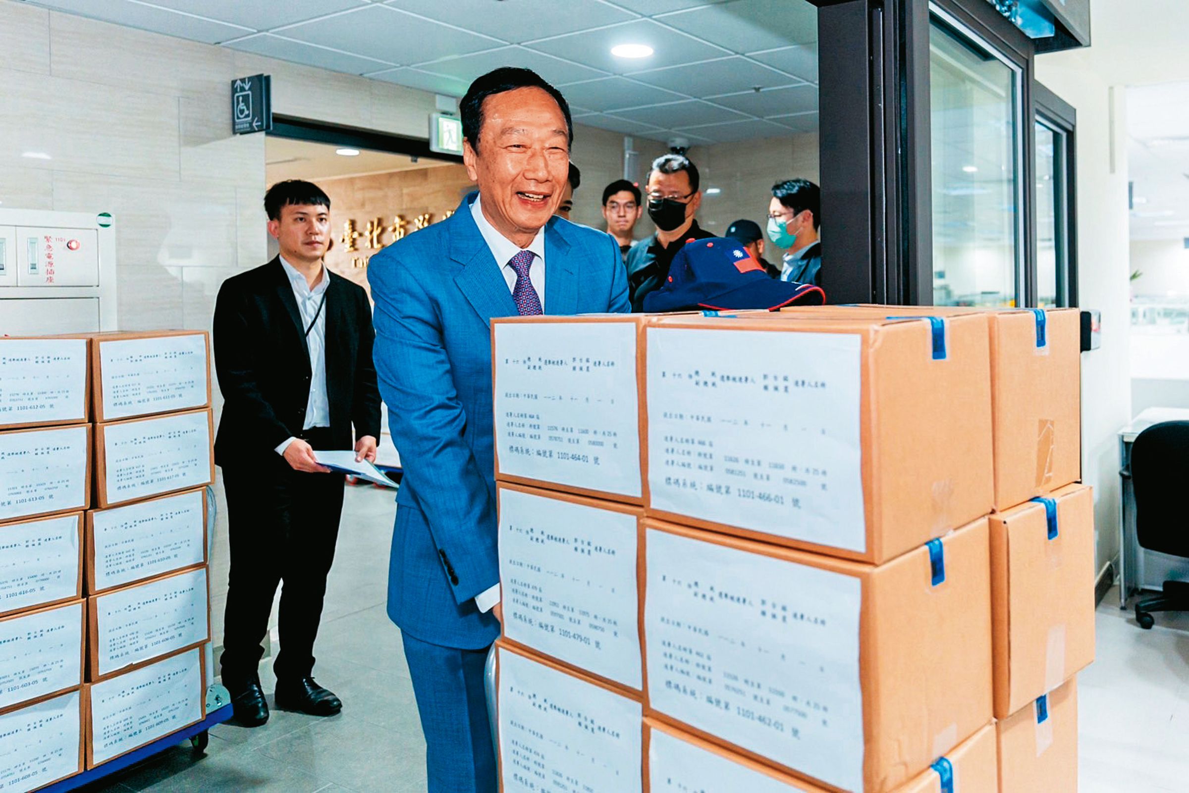郭台銘親11月1日送連署書至台北市選委會,但全台有16個地檢署都在偵辦連署行賄案。(郭台銘團隊提供)