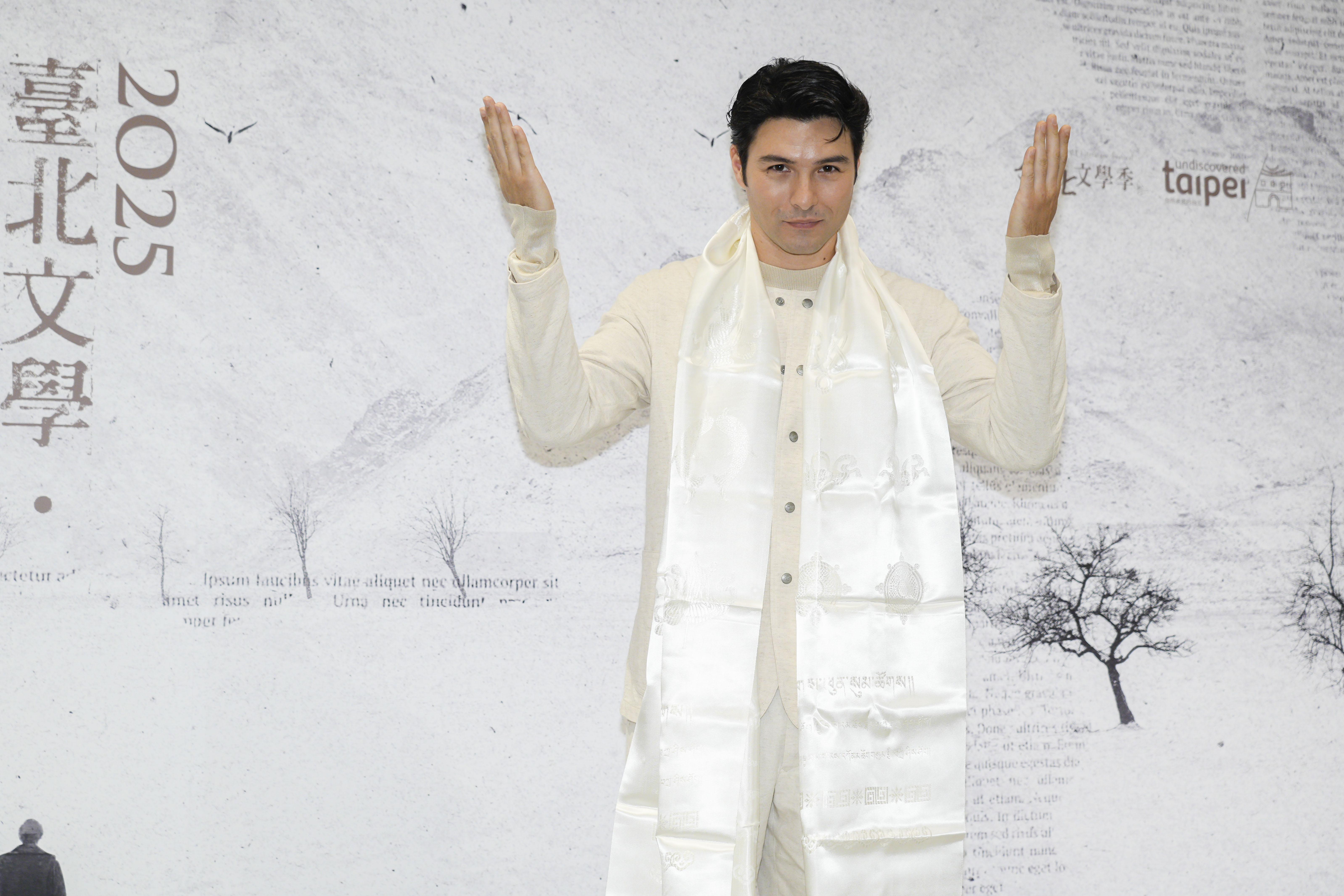 鳳小岳擔任本次文學．閱影展嘉賓，身掛象徵西藏文化的哈達。