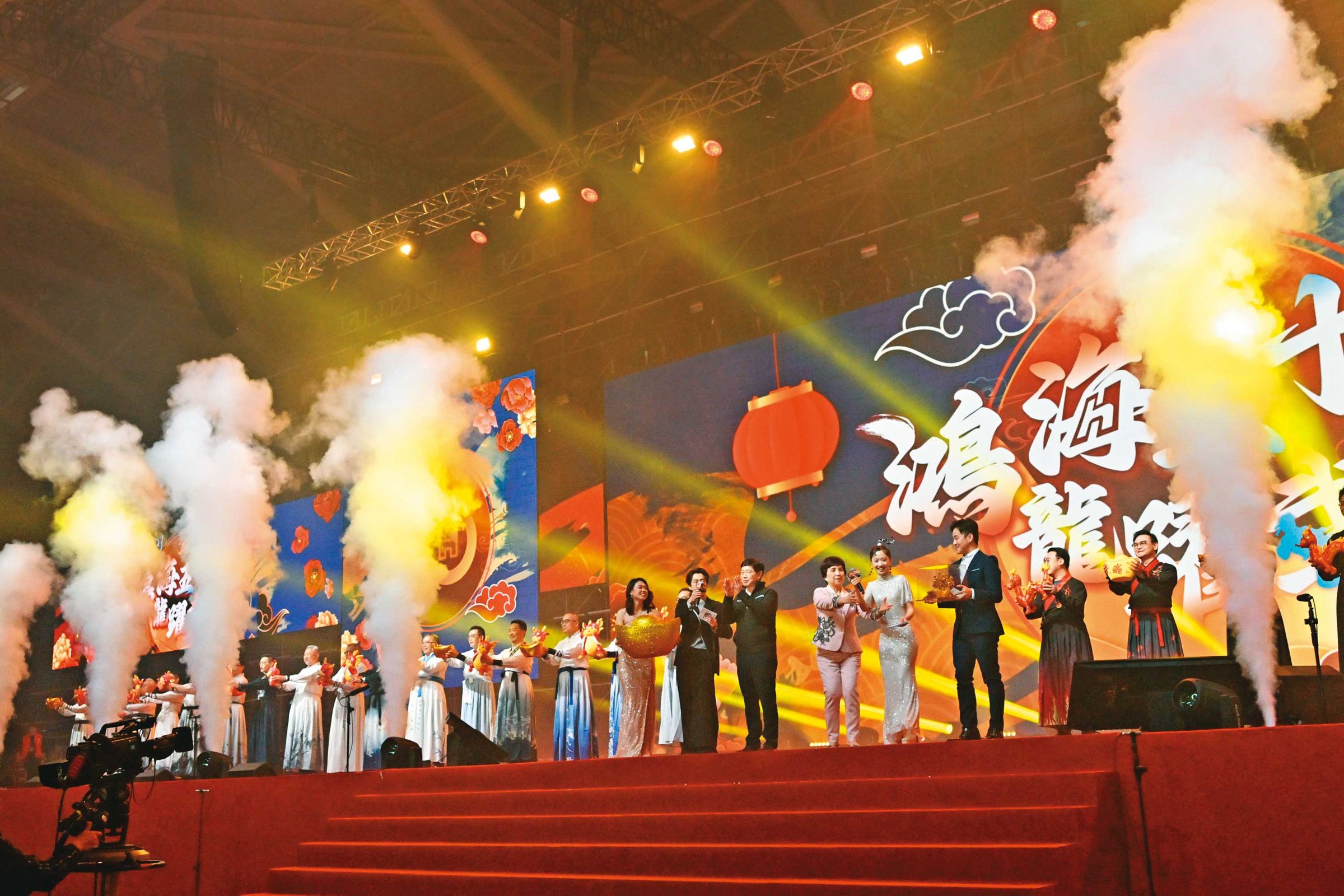 今年初的鴻海50嘉年華會,各事業群總經理都上台表演,展現團結氣氛。(翻攝鴻海官網)