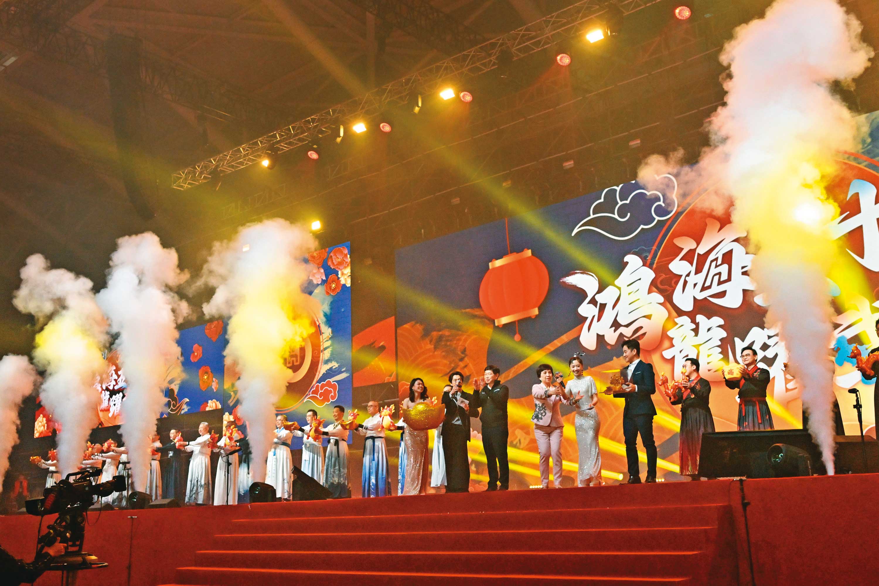 今年初的鴻海50嘉年華會，各事業群總經理都上台表演，展現團結氣氛。（翻攝鴻海官網）
