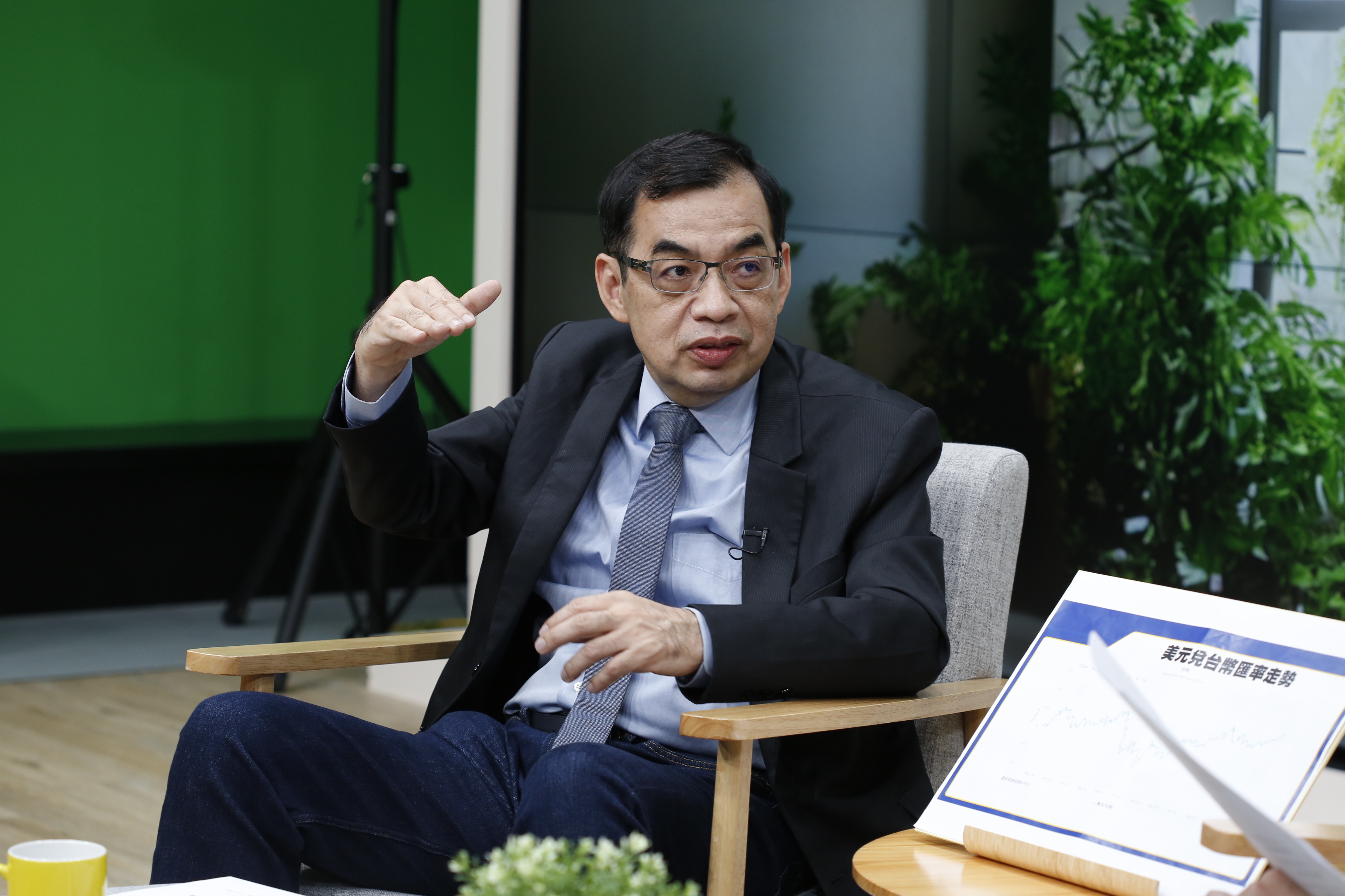 億元教授鄭廳宜建議呆呆抱債不要動，掌握「利率高原期」進場卡位，享息收價差雙賺。