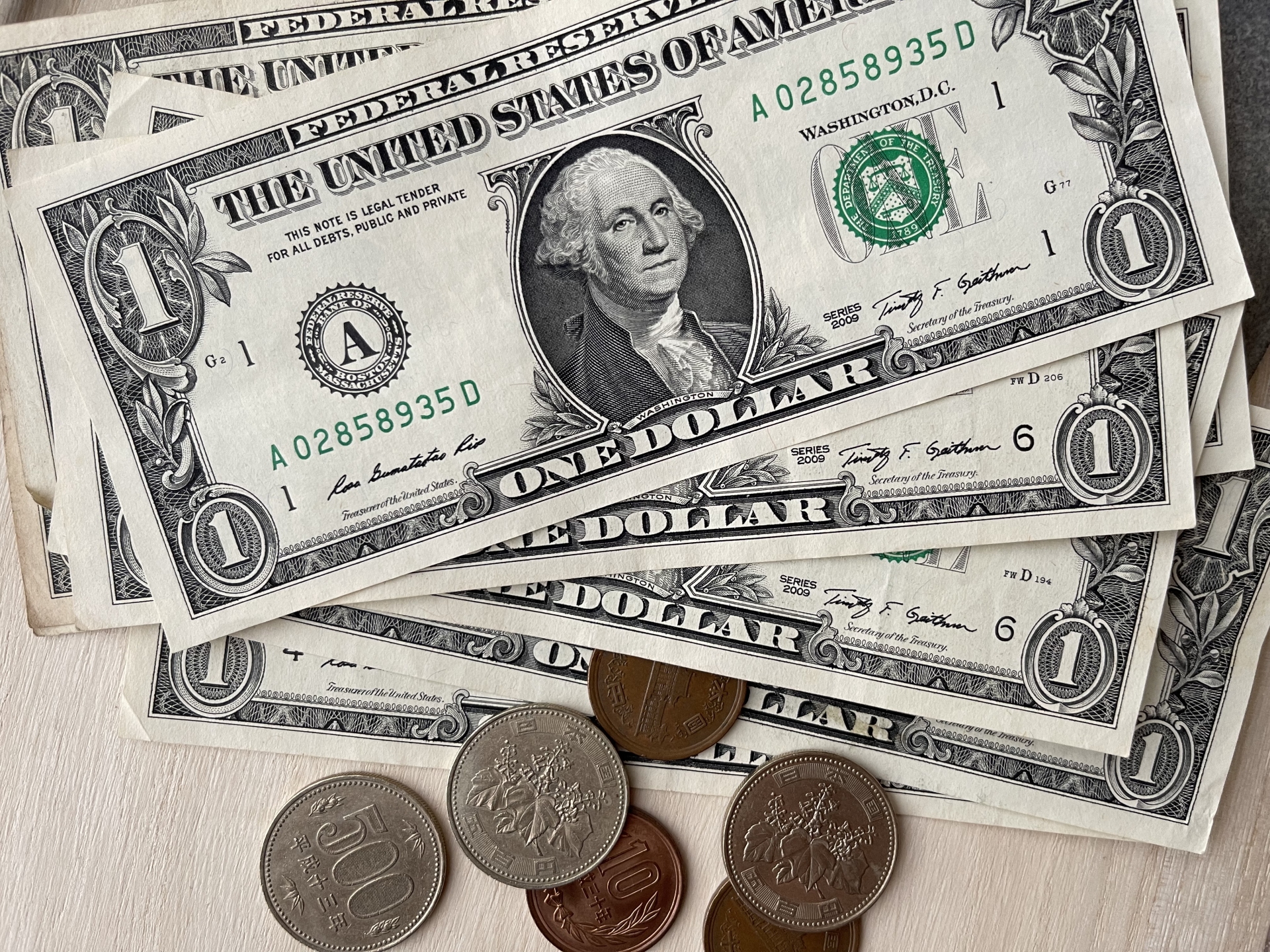 法籍男子利馬等人利用「黑紙洗美金」的詐術，詐騙桃園某家燒烤店老闆，得手1700萬元。（示意圖，photoAC）