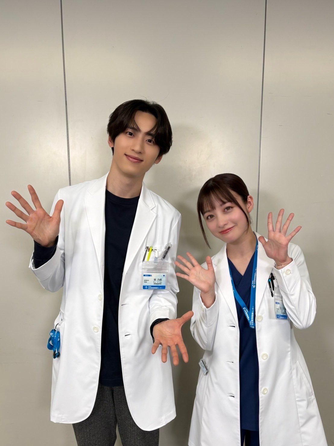橋本環奈與日本男團INI許豊凡合作《不良醫！》相處愉快。（翻攝不良醫！ X）