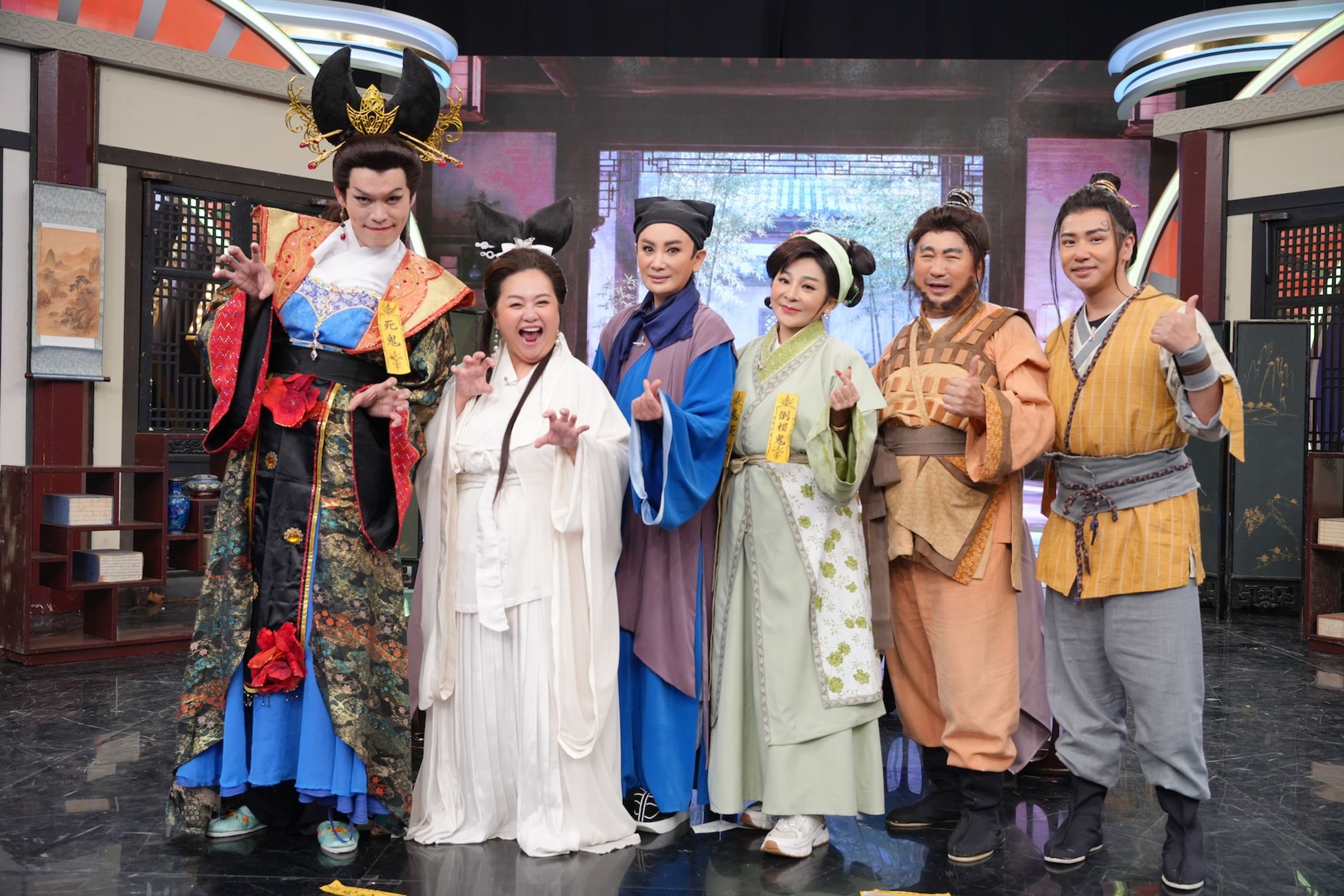 「倩女遊魂」主持群特別邀請鍾欣凌(左2)、王彩樺(右3)與黃鐙輝(左1)同台飆戲。(圖/華視)