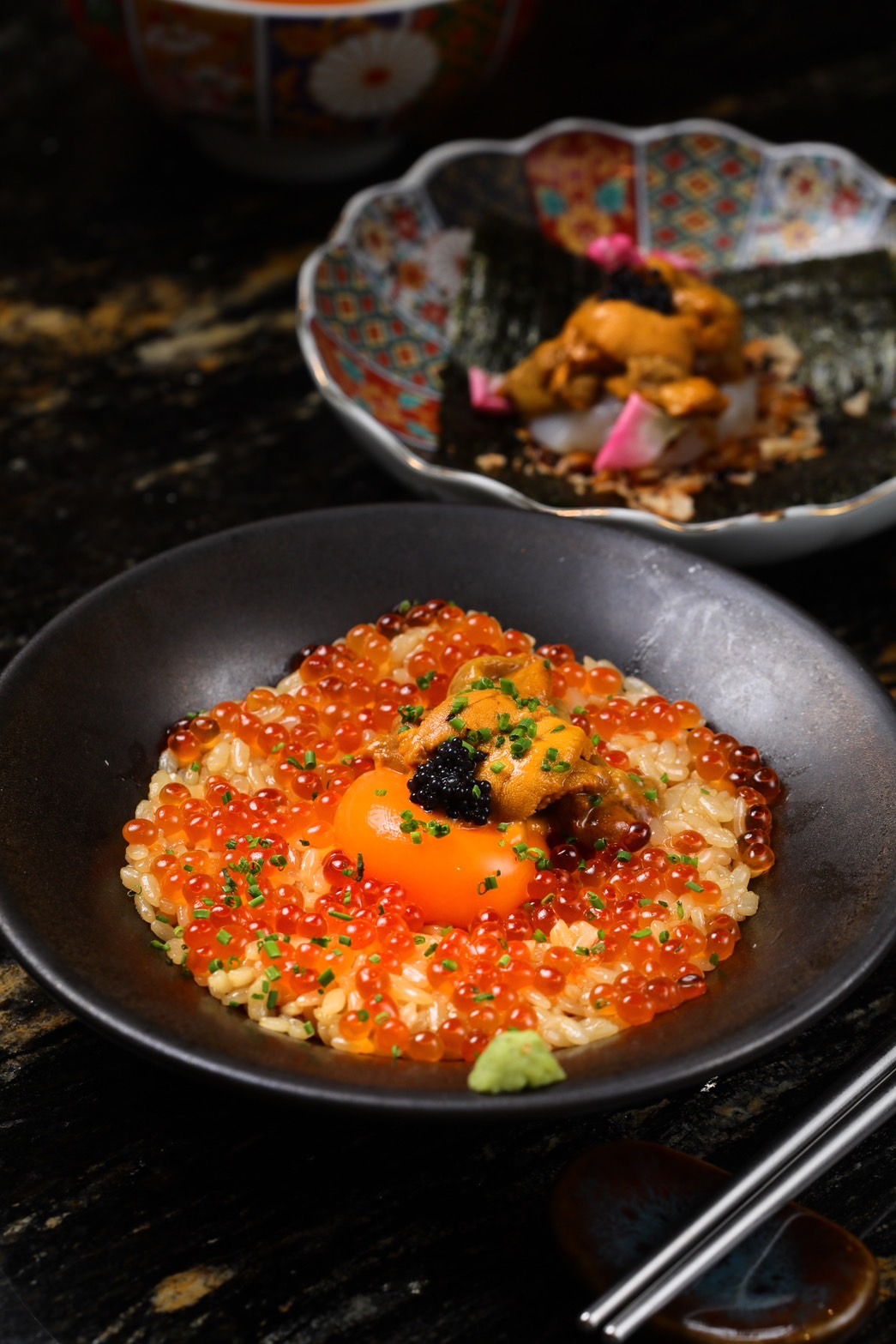 升級版的奢華「海膽現刨新鮮黑松露蓋飯」，是法式料理專門出身的黃建智，結合法式與日式的主食菜色。（加價780元／份）