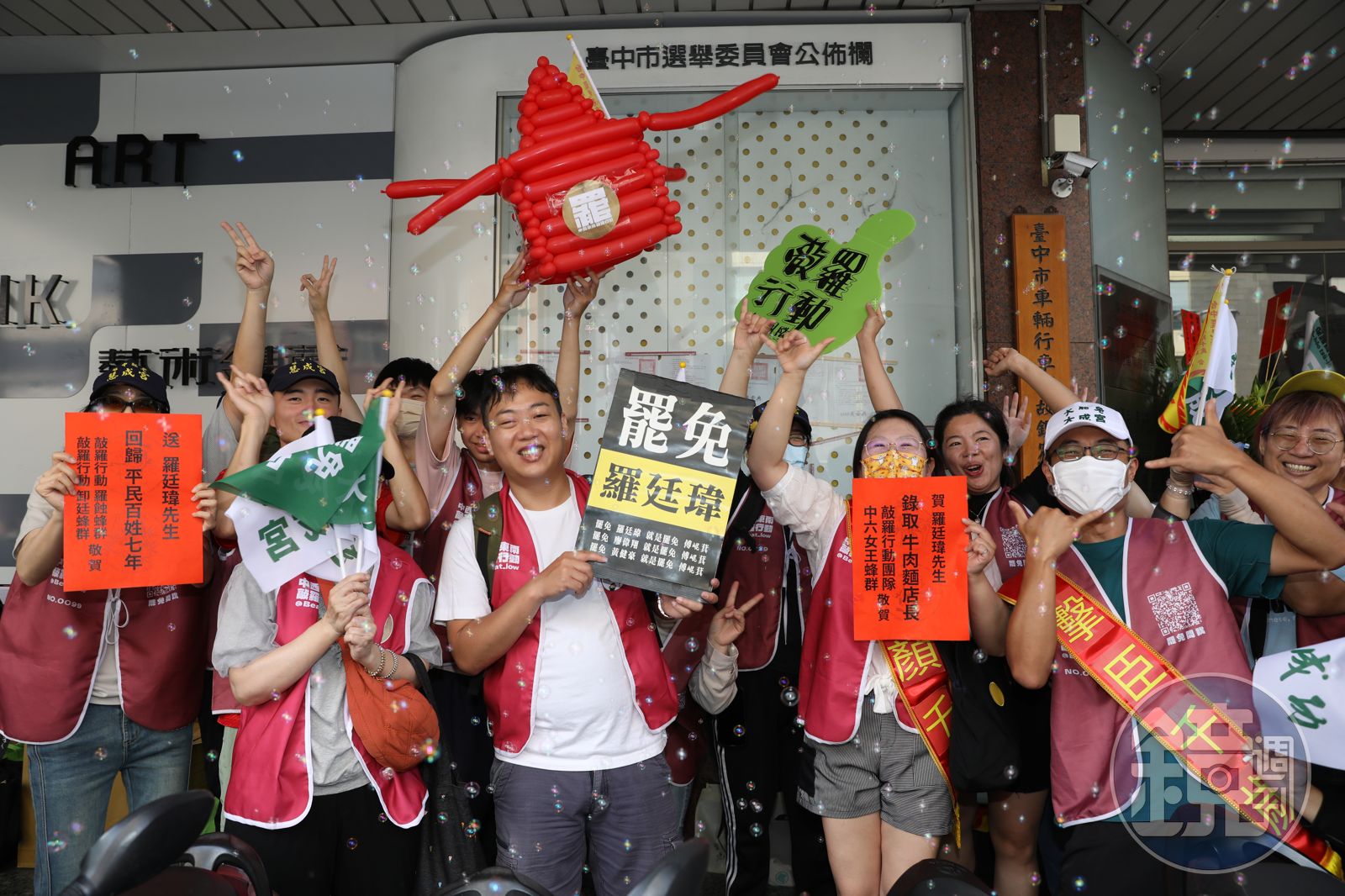 罷免羅廷瑋團體批,國民黨濫訴試圖箝制公民,也是對台灣民主制度下「人民有權監督民代、提出罷免」根本權利的挑戰。圖為5月罷團送件。
