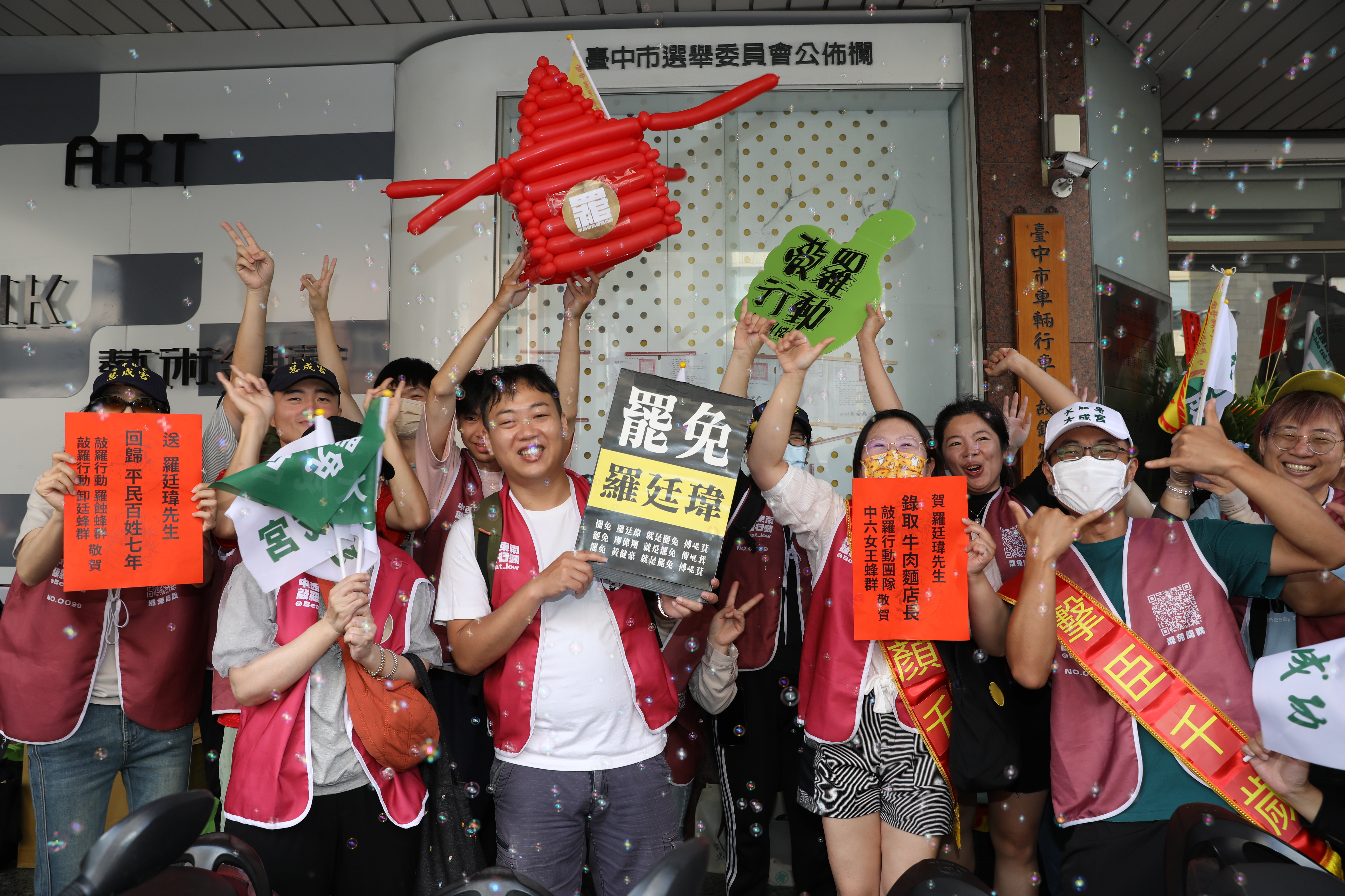 罷免羅廷瑋團體批，國民黨濫訴試圖箝制公民，也是對台灣民主制度下「人民有權監督民代、提出罷免」根本權利的挑戰。圖為5月罷團送件。