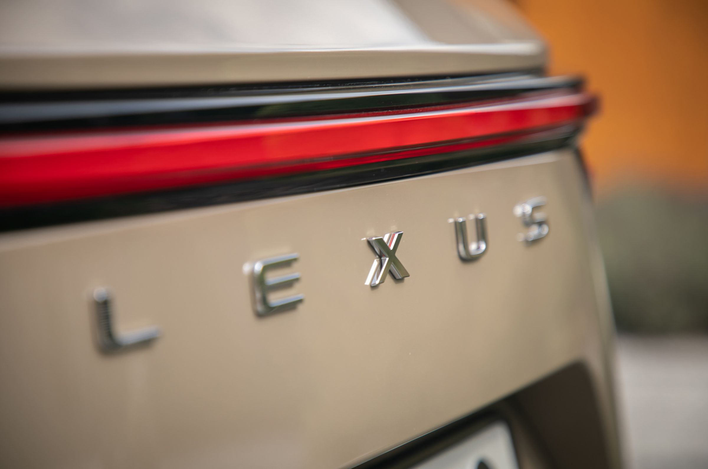 車尾採用貫穿式尾燈組，也是首款採用車尾英文字標的LEXUS車款。