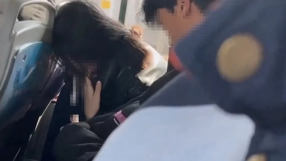 中國一對情侶在公車上演活春宮，還把地上弄髒遭網友痛批。（翻攝自X）