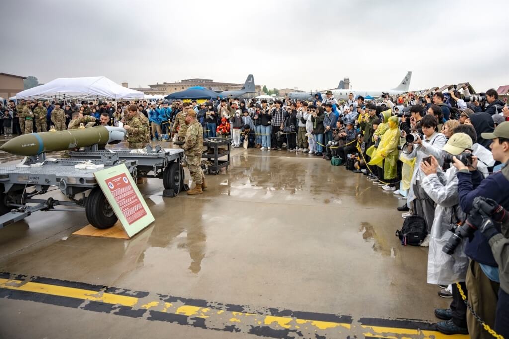 2名台灣籍男子因10日涉嫌在駐韓美軍基地內的航展活動中非法拍攝戰鬥機與軍事設施，11日遭韓國警方逮捕。現場圖非當事人（自Osan Air Base FB）
