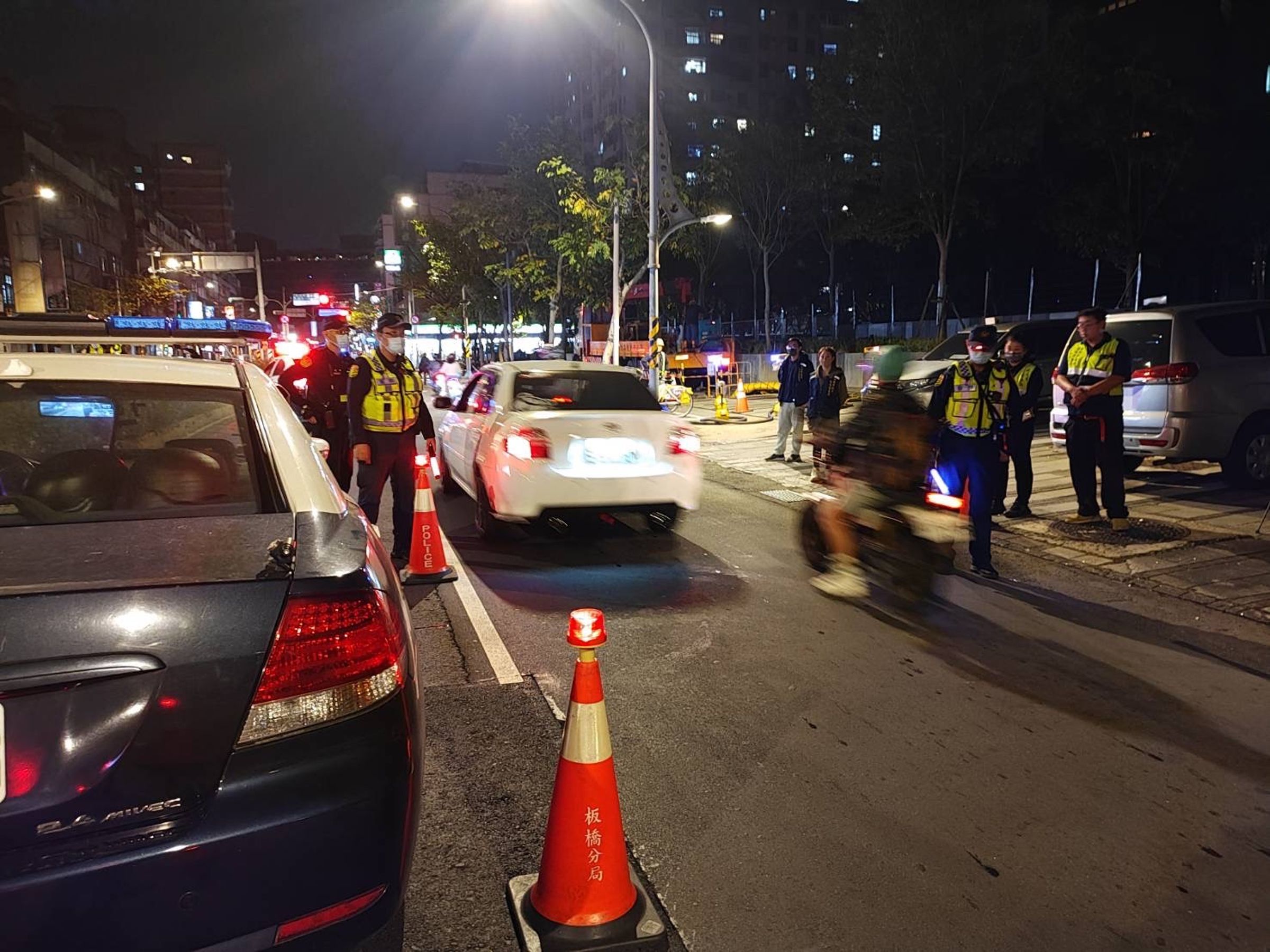 板橋警方與環保局人員執行聯合稽查勤務，強力掃蕩噪音車。（警方提供）