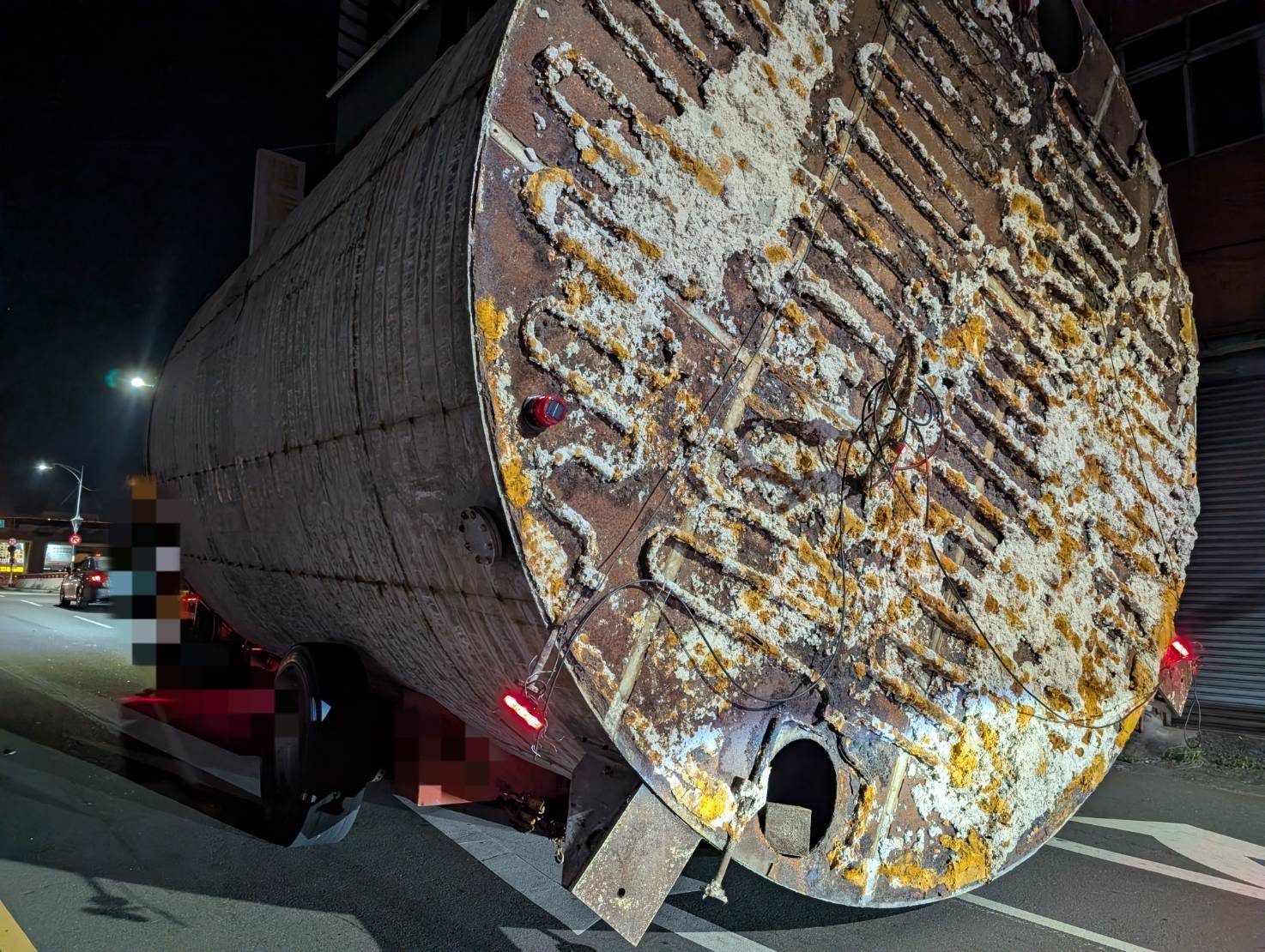 大型空槽體由聯結車載運行經太平路與永平路口時,不慎勾住電線,造成一名機車騎士摔車受傷。(台中市警局太平分局提供)
