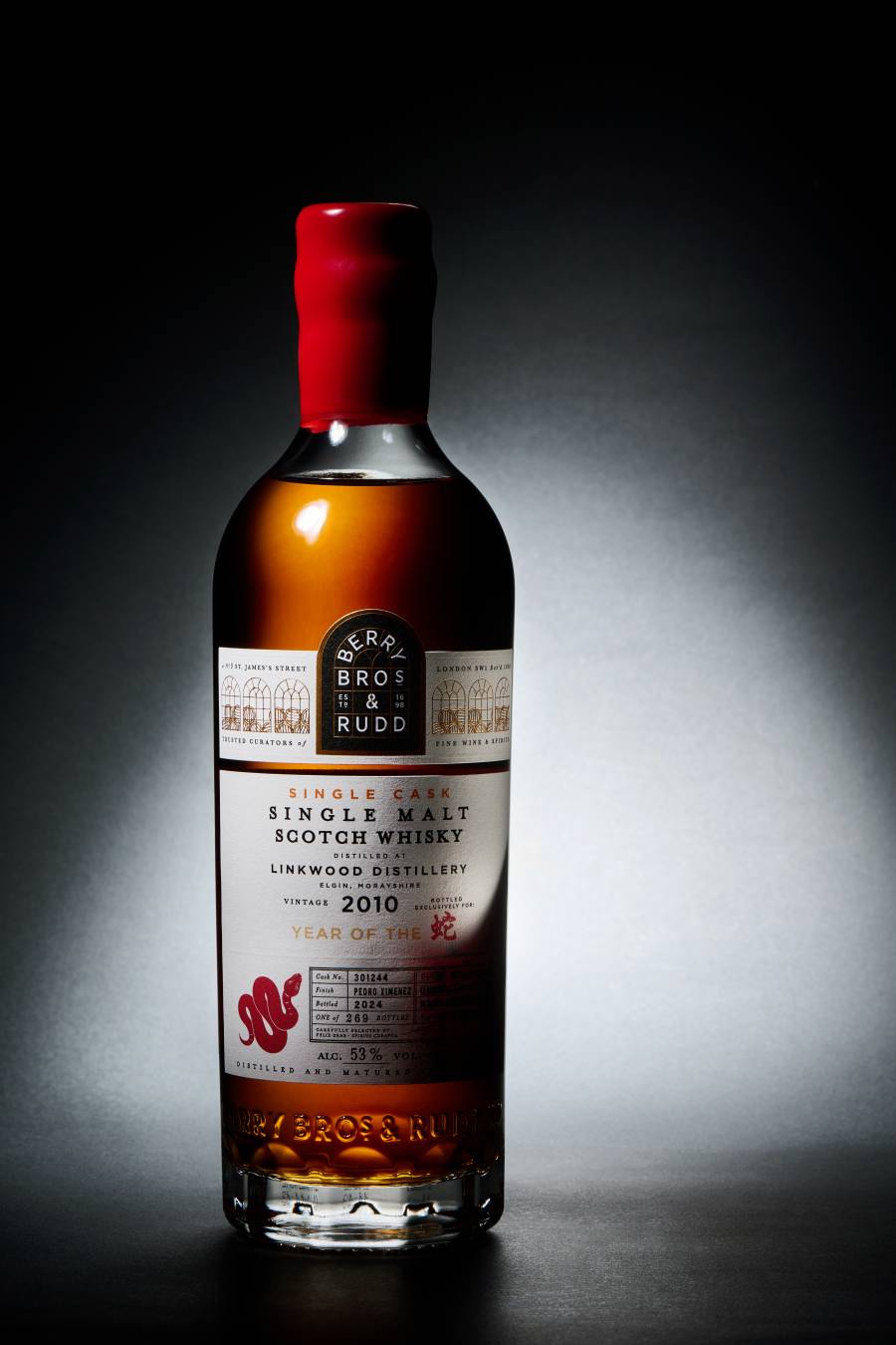 BB&R Linkwood 2010 蛇年限定版;類別:單一麥芽威士忌;產區:蘇格蘭斯佩賽;特色:來自Linkwood酒廠的2010年豬頭桶,經PX雪莉桶過桶收尾,酒體入口滑順,有如海棉蛋糕裹上一層無花果與李子煮的微甜果醬,再鋪上一層金黃色白葡萄乾,甜美和諧。 酒精:53%;建議售價:約NT$3,280。