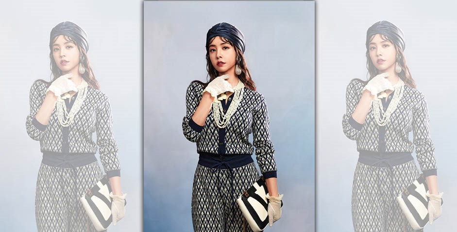 VALENTINO代言人蔡依林以復古造型手持Viva Superstar。（VALENTINO提供）