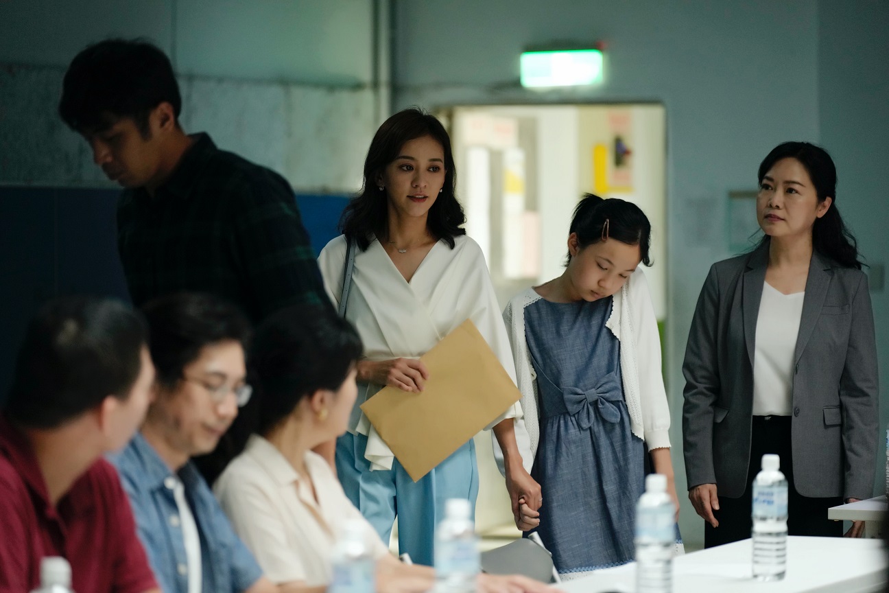 片中飾演母親的陳意涵（右三）帶著女兒林品彤（右二）出席家長會。（CatchPlay提供）
