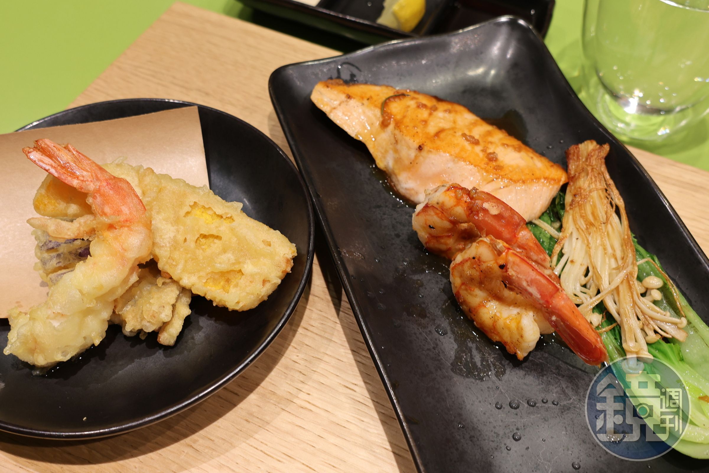 鐵板燒套餐中還有天婦羅及鐵板料理的鮮蝦、鮮魚及牛排。(50美元/套餐,約NT$1,646元)