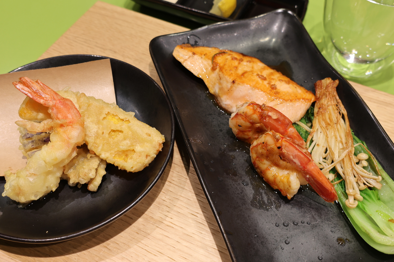 鐵板燒套餐中還有天婦羅及鐵板料理的鮮蝦、鮮魚及牛排。（50美元／套餐，約NT$1,646元）