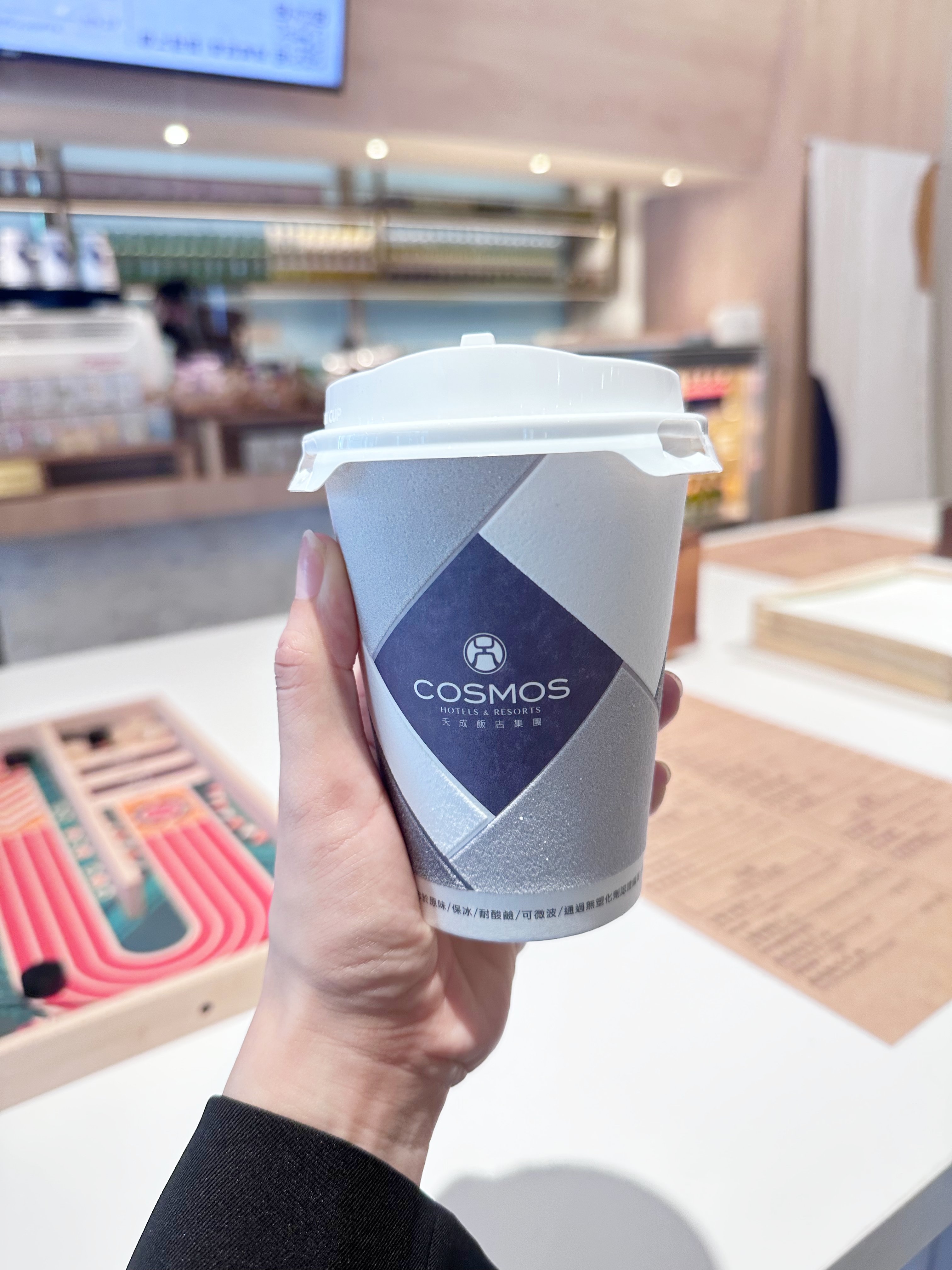 外帶杯自帶隔熱功能，無須再多一層額外使用隔熱杯套，外層獨特的絨毛設計可耐熱120度。