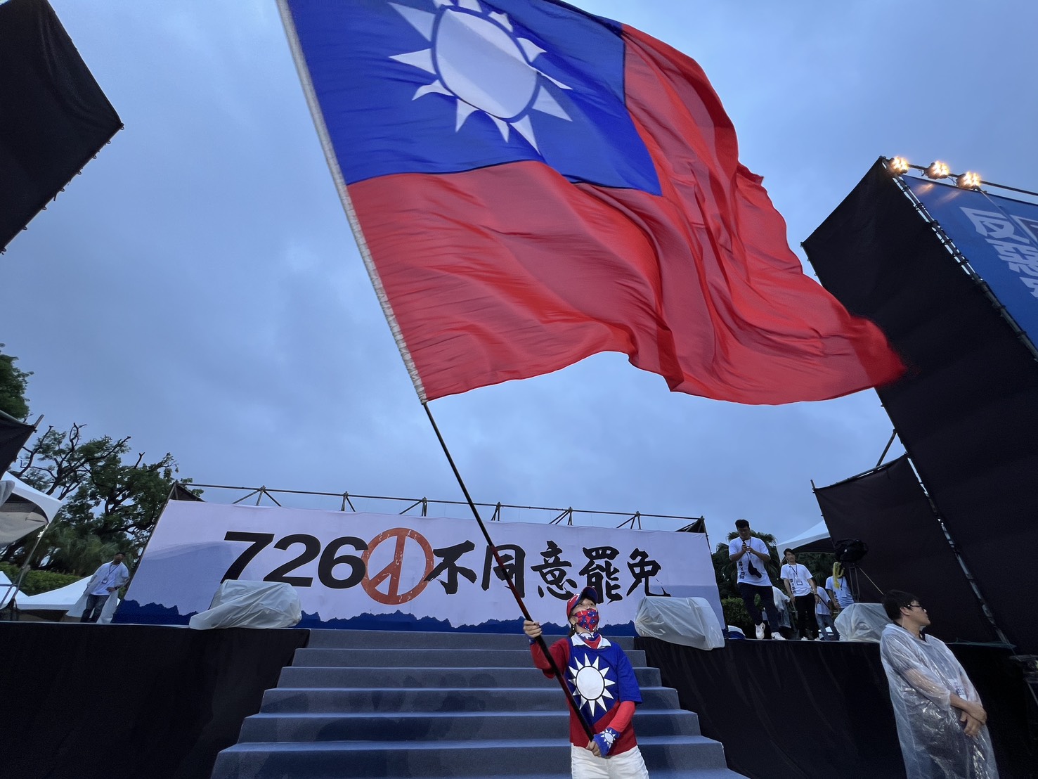 李明賢約於20時30分,又聲稱人數增至15萬人,「遠超過昨天的人數」。