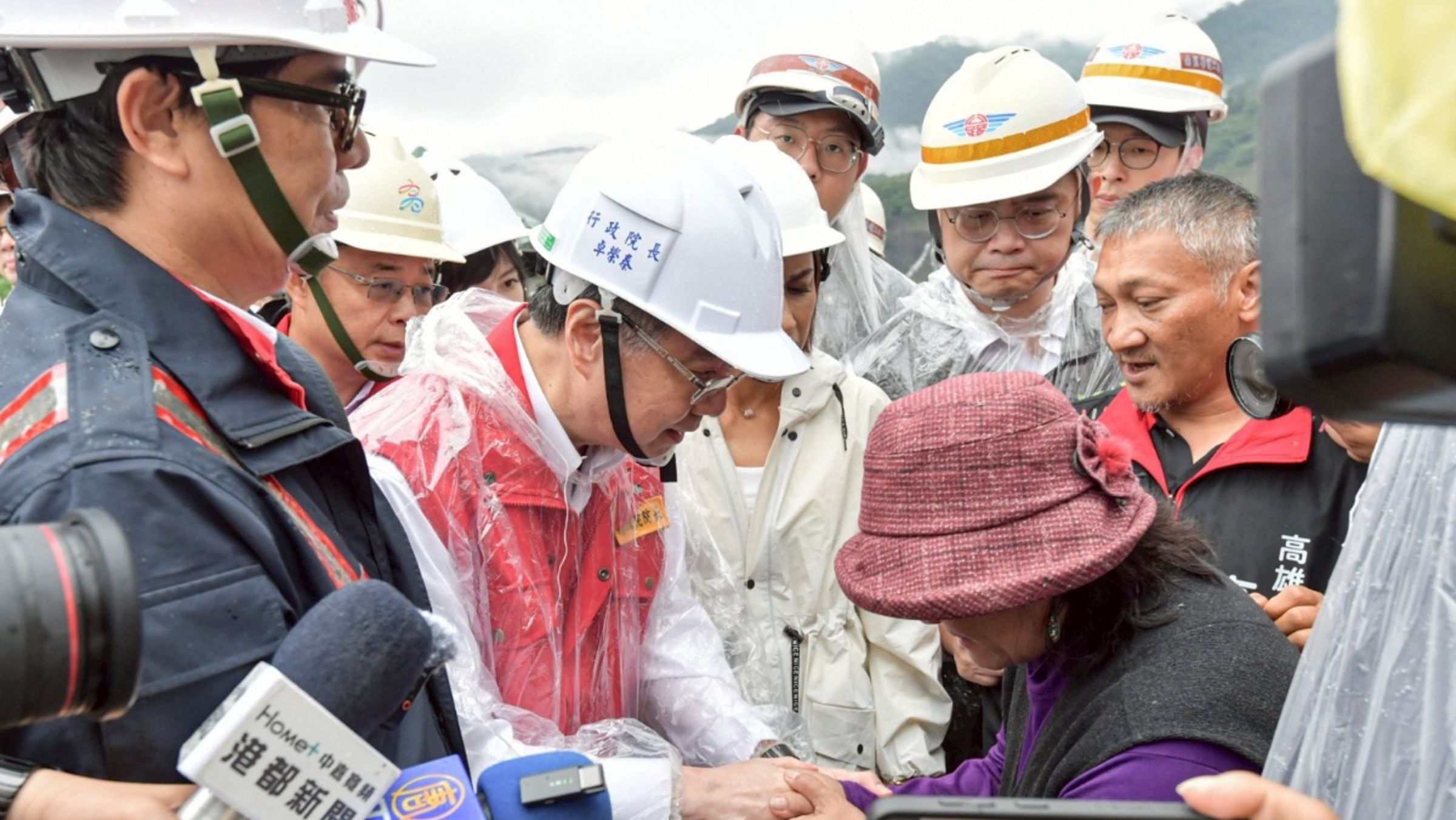 卓榮泰安慰失聯者家屬，承諾政府將全力救援並協助遺孤生活與就學。（行政院提供）