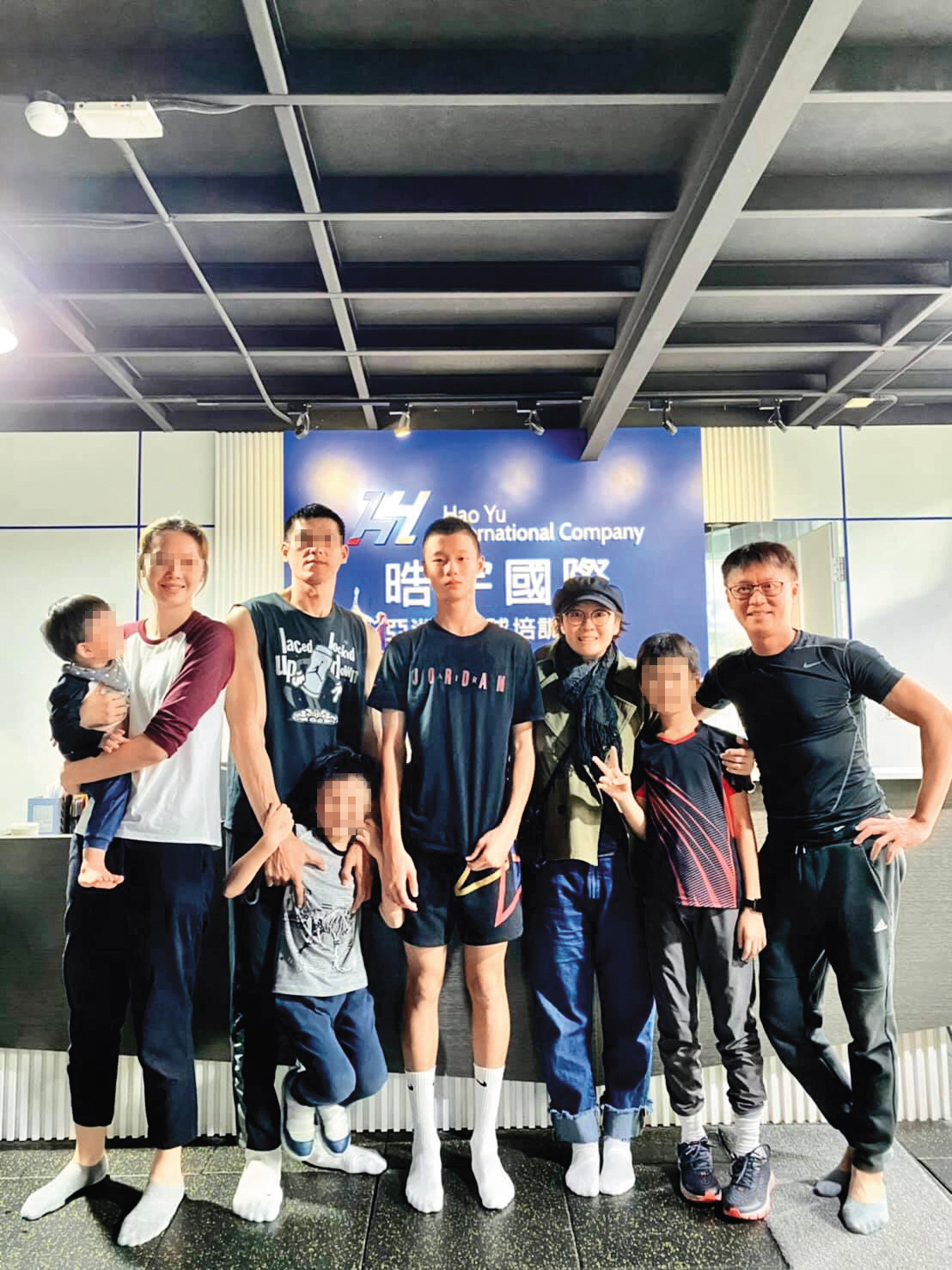 爸爸何豪傑（右一）並不高，何柏廷（右四）189公分的身高，歸功於媽媽和家馨（右三）很早就培養他運動習慣。（翻攝自和家馨臉書）