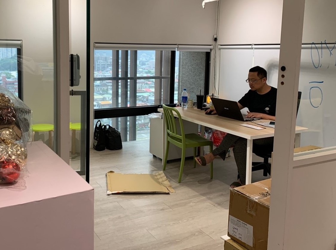 楊智淵26歲就開始創業,創業初期跟別人分租辦公室,克難起家。(楊智淵提供)