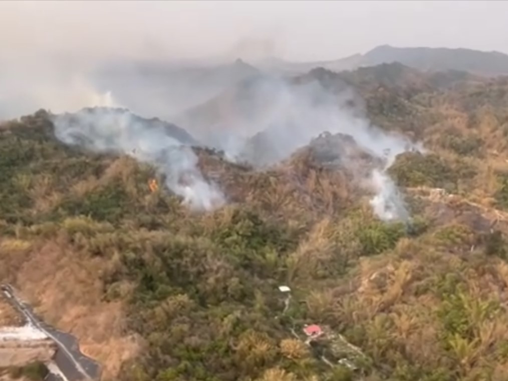 昨（3日）燕巢區山頭傳出大火，一度造成1272戶停電。（翻攝畫面）