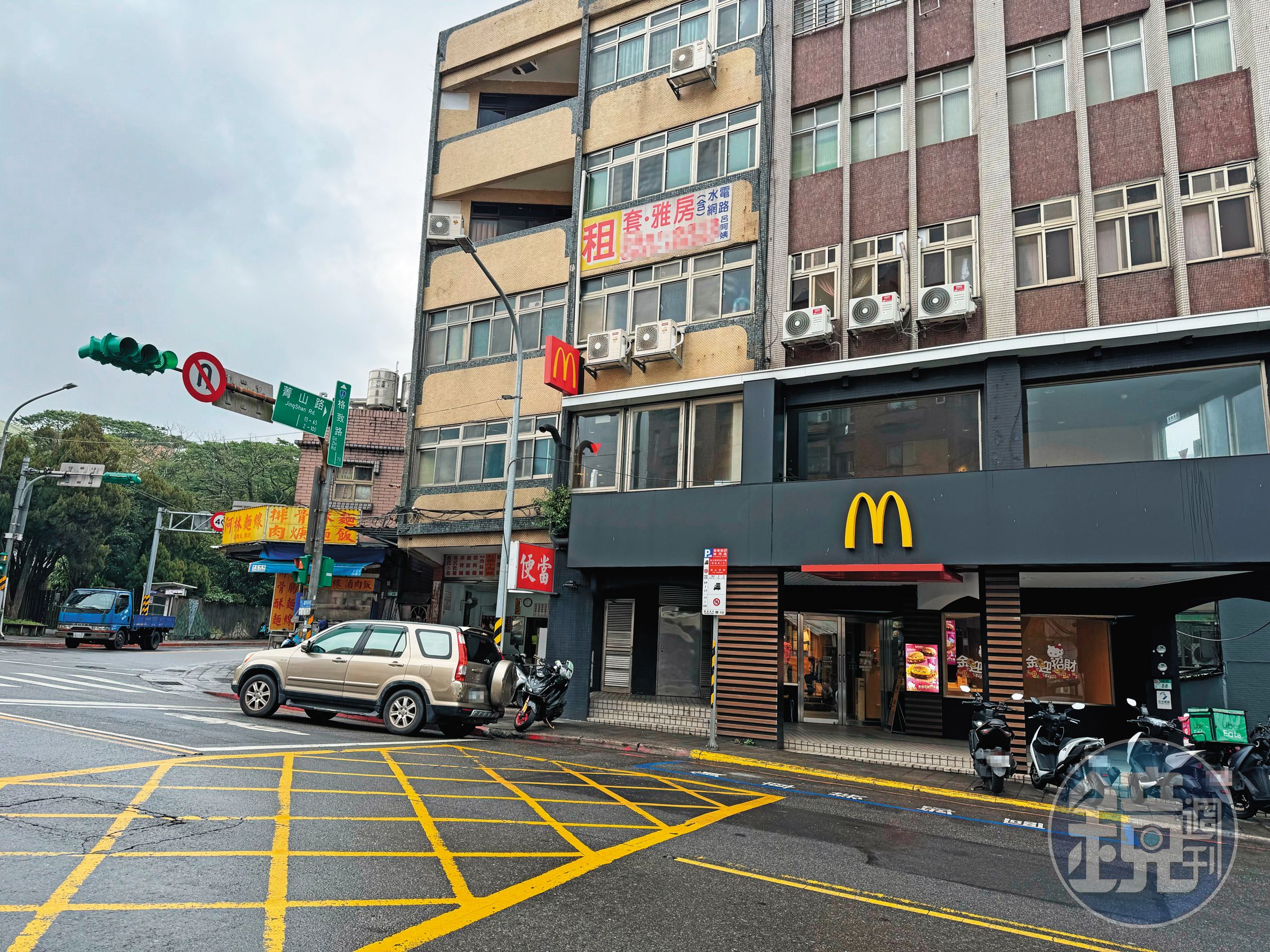 被害人趁蔡明宏載她到麥當勞上廁所時,偷偷打電話向男友通報所在位置。