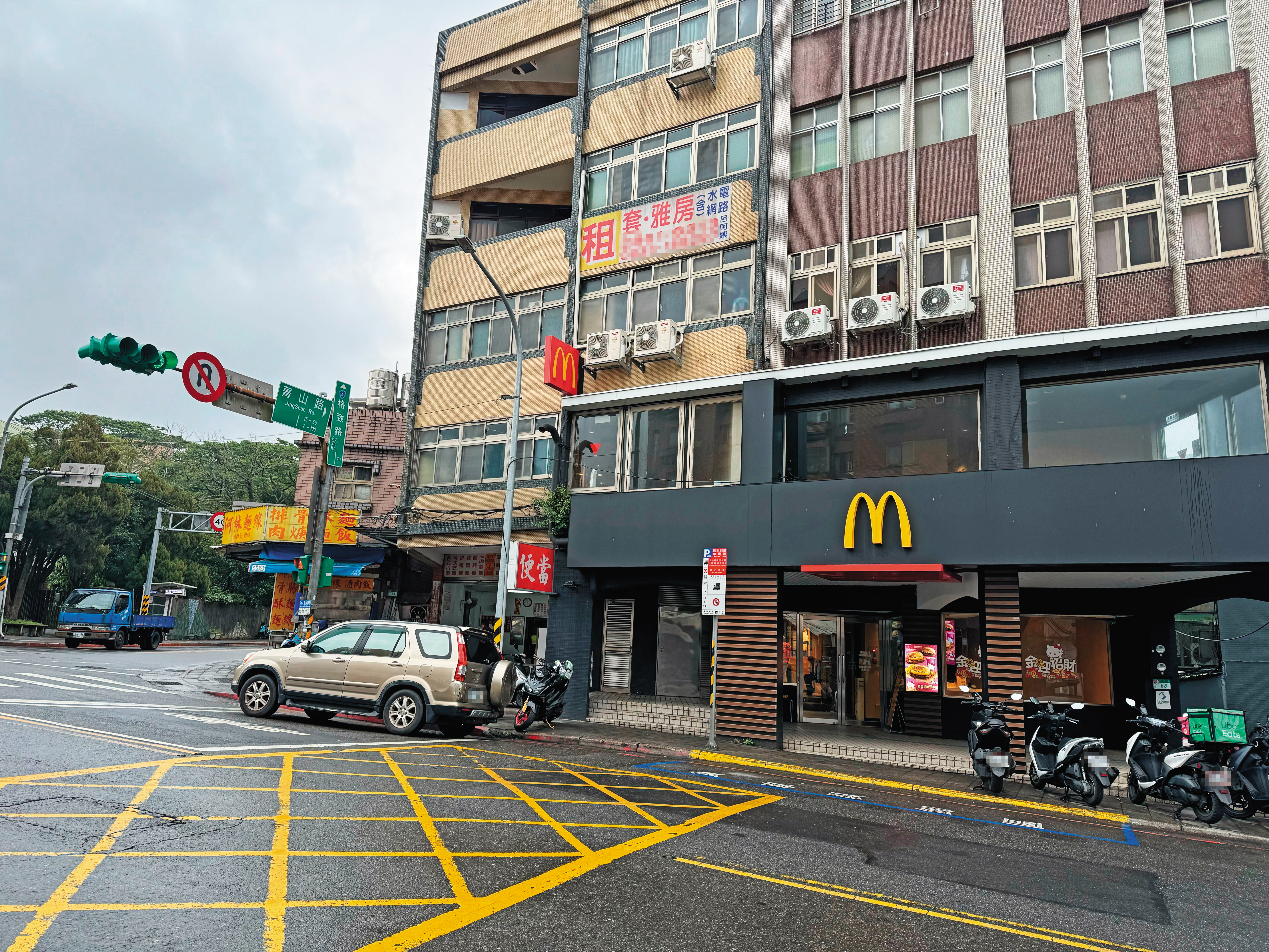 被害人趁蔡明宏載她到麥當勞上廁所時，偷偷打電話向男友通報所在位置。