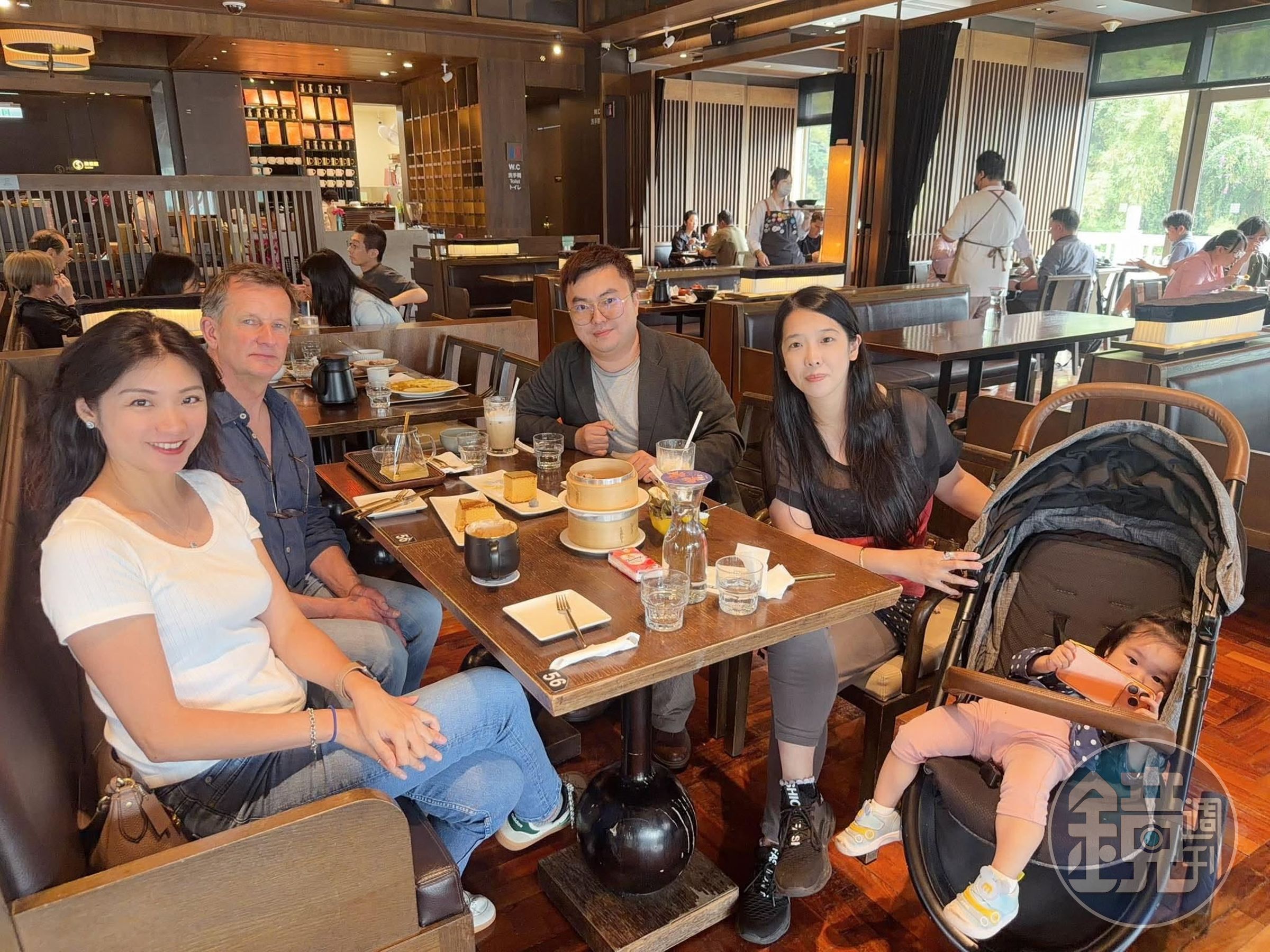 招待國際學者們於故宮內用餐、左一：「寶石溯源-凱莉寶石國際實驗室」創辦人劉凱莉總經理（Director Kelly Liu）、左二：「瑞士古柏林寶石鑑定所」（Gübelin Gem Lab）董事總經理丹尼爾·奈菲勒博士（Dr. Daniel Nyfeler）、中：帝國集團總裁羅彦喆、右一：羅總小女兒羅紫芸 Evi Lo、右二：珠寶銷售網紅僧羽綸 Abby Seng (小羽)