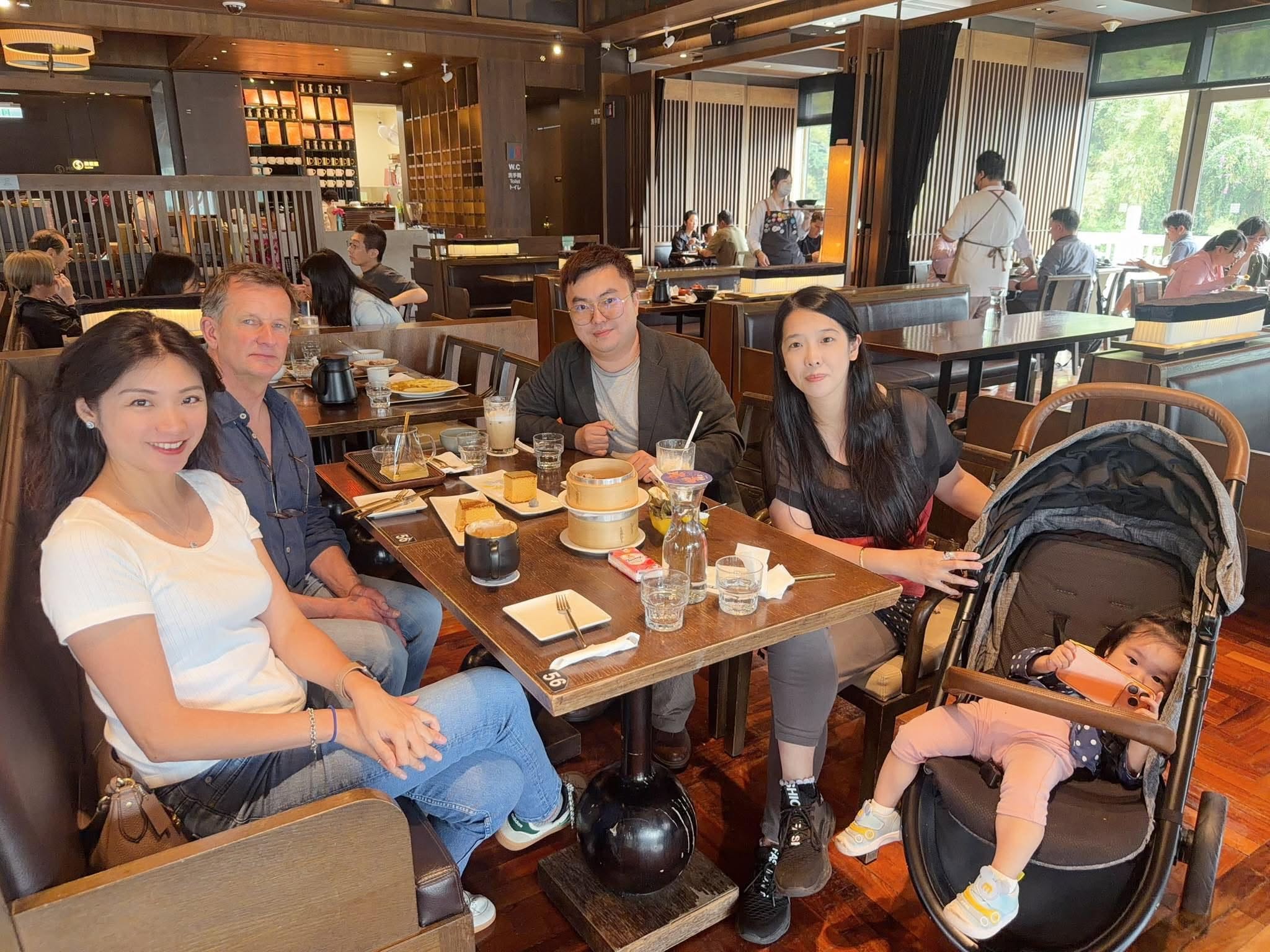 招待國際學者們於故宮內用餐、左一：「寶石溯源-凱莉寶石國際實驗室」創辦人劉凱莉總經理（Director Kelly Liu）、左二：「瑞士古柏林寶石鑑定所」（Gübelin Gem Lab）董事總經理丹尼爾·奈菲勒博士（Dr. Daniel Nyfeler）、中：帝國集團總裁羅彦喆、右一：羅總小女兒羅紫芸 Evi Lo、右二：珠寶銷售網紅僧羽綸 Abby Seng (小羽)