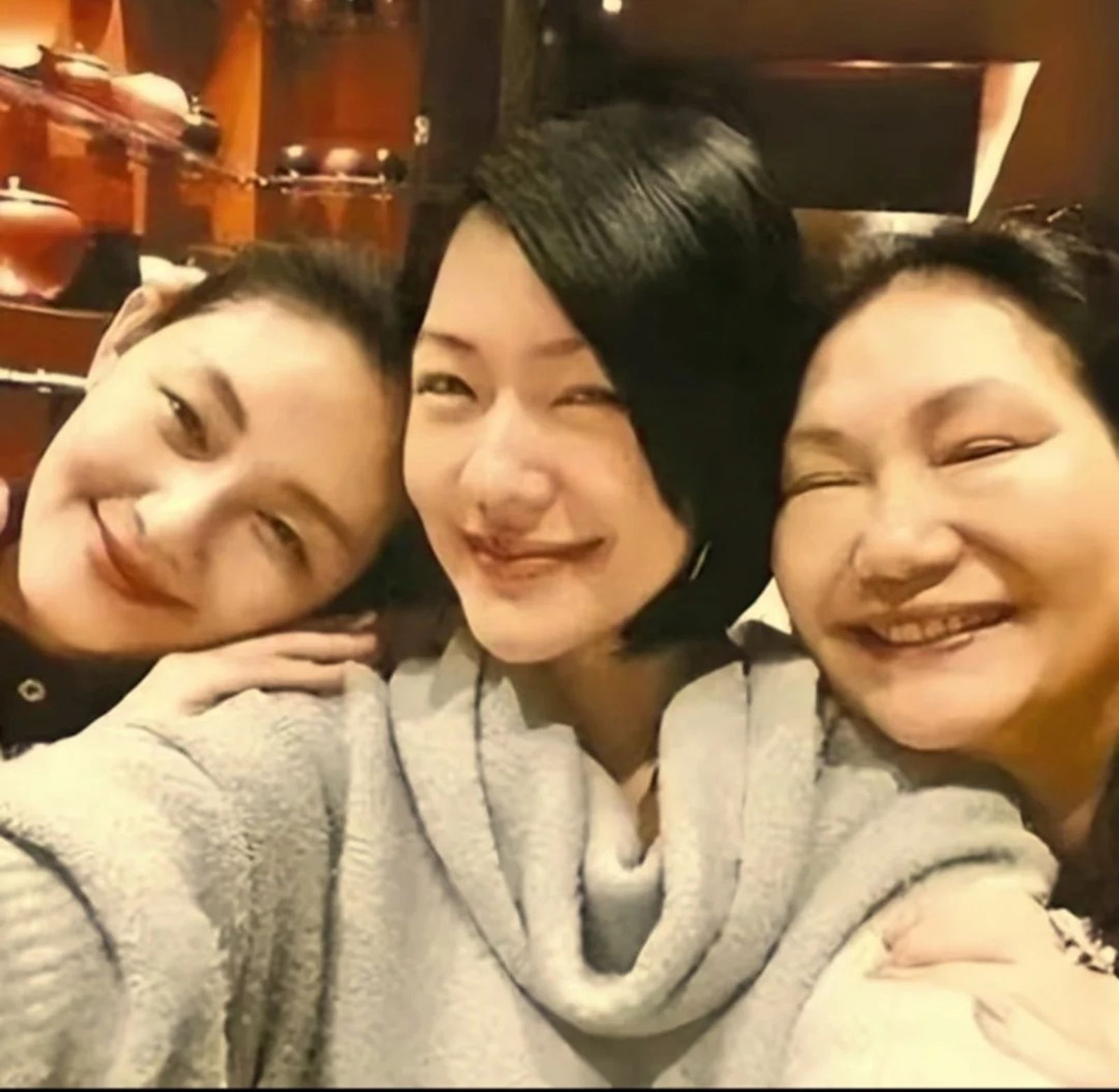 大S(左起)、小S曾一起幫媽媽過生日,當時三人開心合影。(翻攝自小S IG)