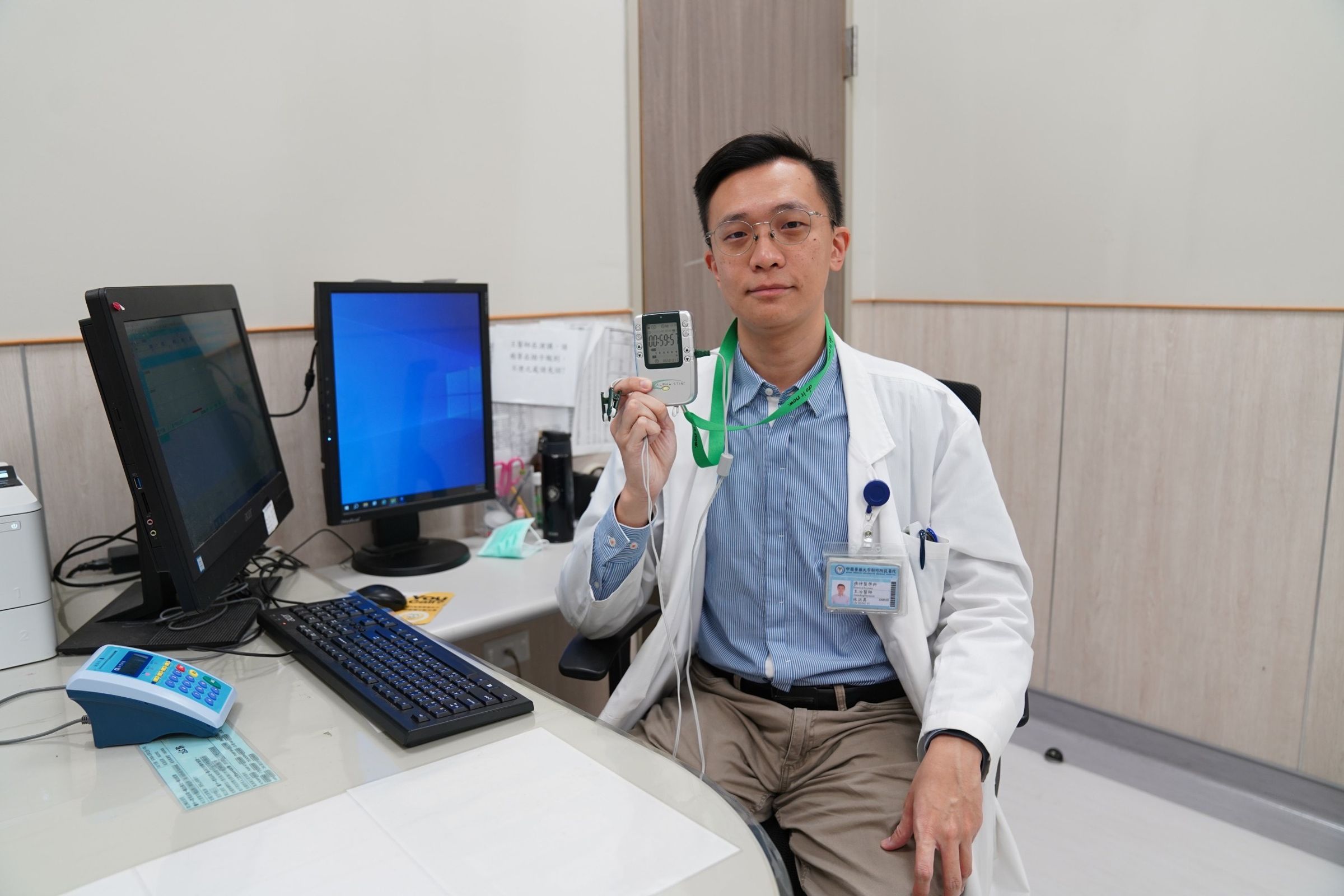 中國醫藥大學新竹附設醫院身心科林洪異醫師指出，經顱微電流刺激療法能改善憂鬱與焦慮症狀。（院方提供）