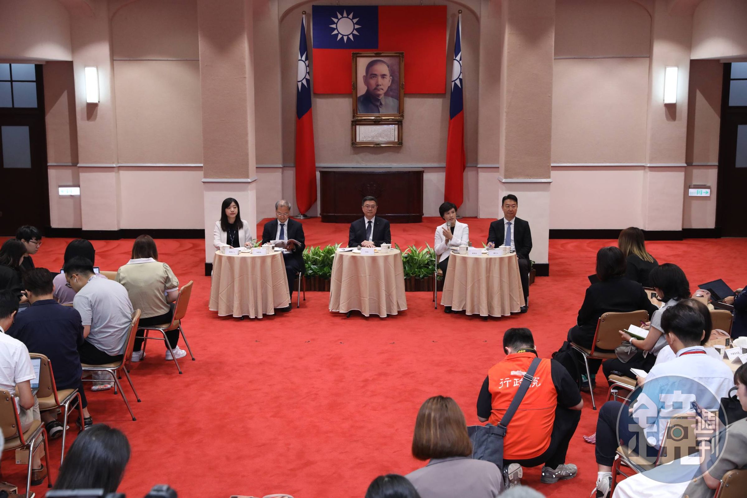 卓榮泰今(17日)偕副院長鄭麗君、祕書長龔明鑫等人出席媒體茶敘。