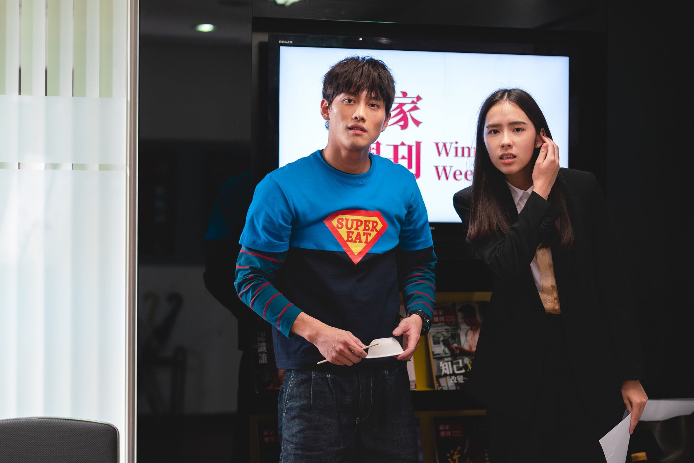 林奕嵐、范少勳在影集《Ｘ！又是星期一》中攜手闖盪職場地獄。（鏡文學提供）