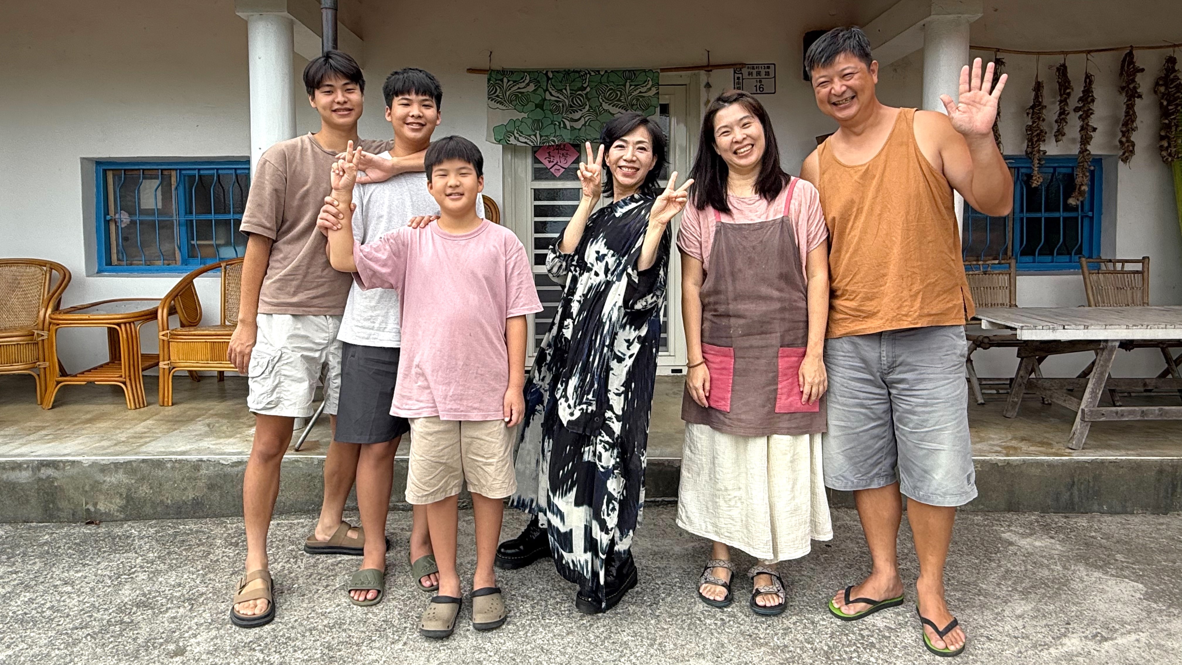 萬芳(右3)擔任《誰來晚餐16》來賓。(公視提供)