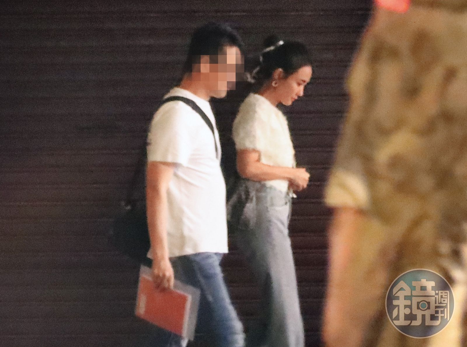 5月3日22：00，何妤玟（右）的晚餐約會約莫一個小時，離開餐廳後兩人並肩散步