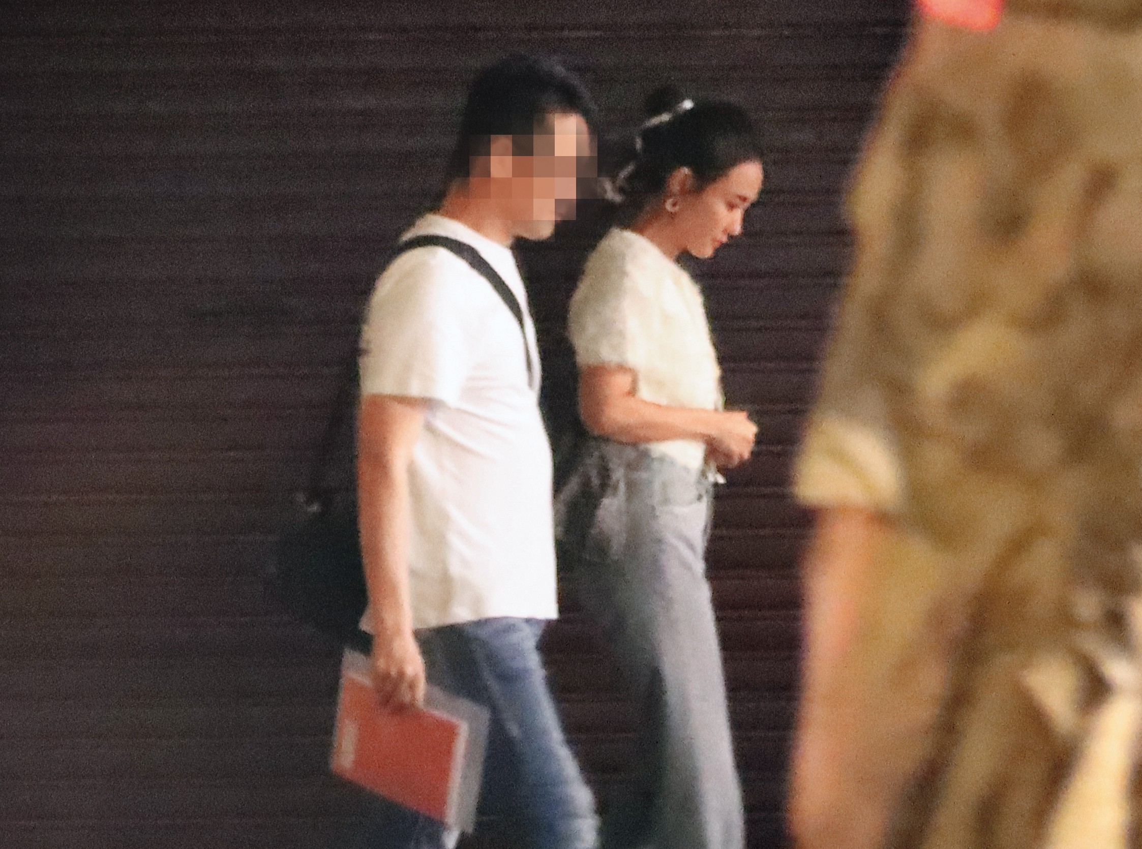 5月3日22：00，何妤玟（右）的晚餐約會約莫一個小時，離開餐廳後兩人並肩散步。