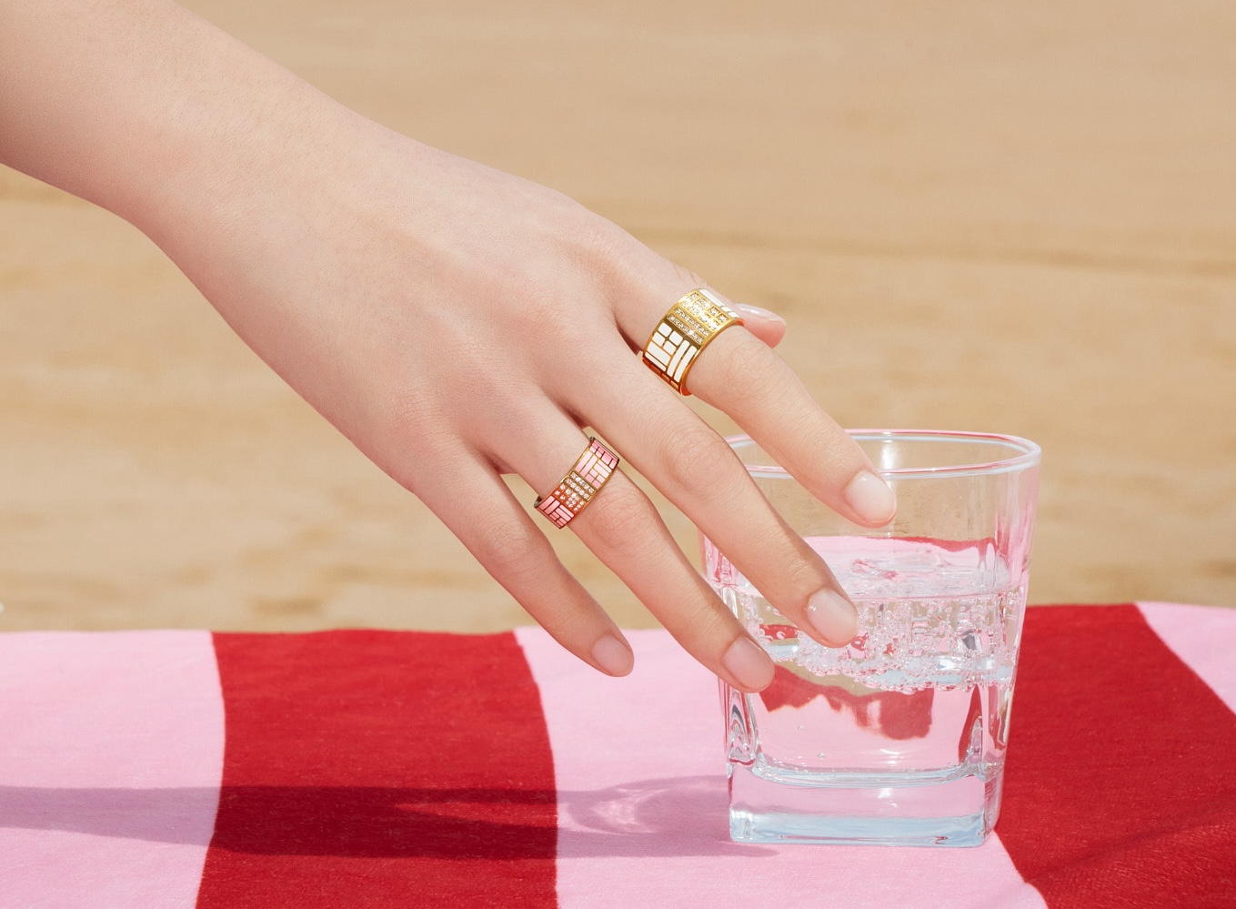 周大福以《夏日迷戀Summer Love》視覺呈現品牌經典系列新品。（周大福珠寶集團提供）