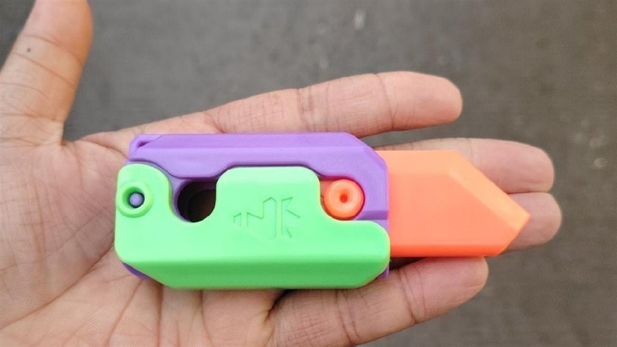 一名就讀國小五年級的男童先前被蘿蔔刀甩到臉，導致嘴巴出血，門牙也輕微晃動。蘿蔔刀示意圖。（翻攝照片）