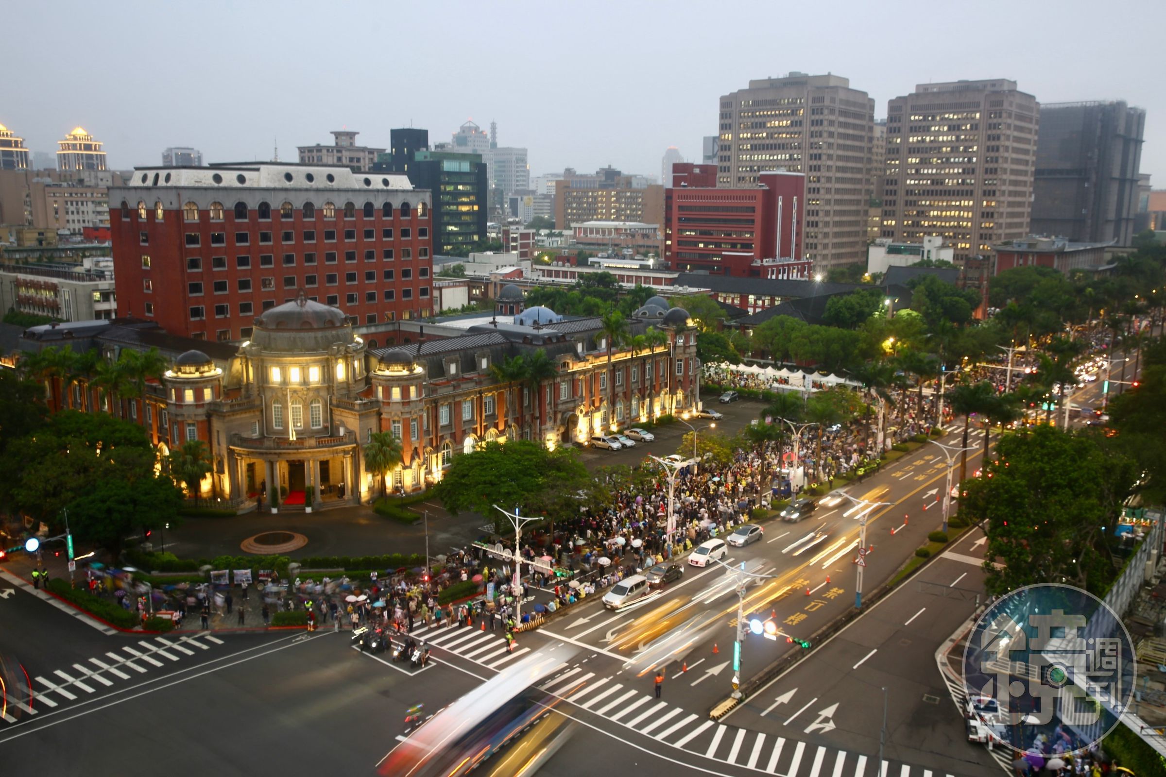 昨日民眾依然聚集立法院外抗議反擴權，人潮再度蔓延至監察院。