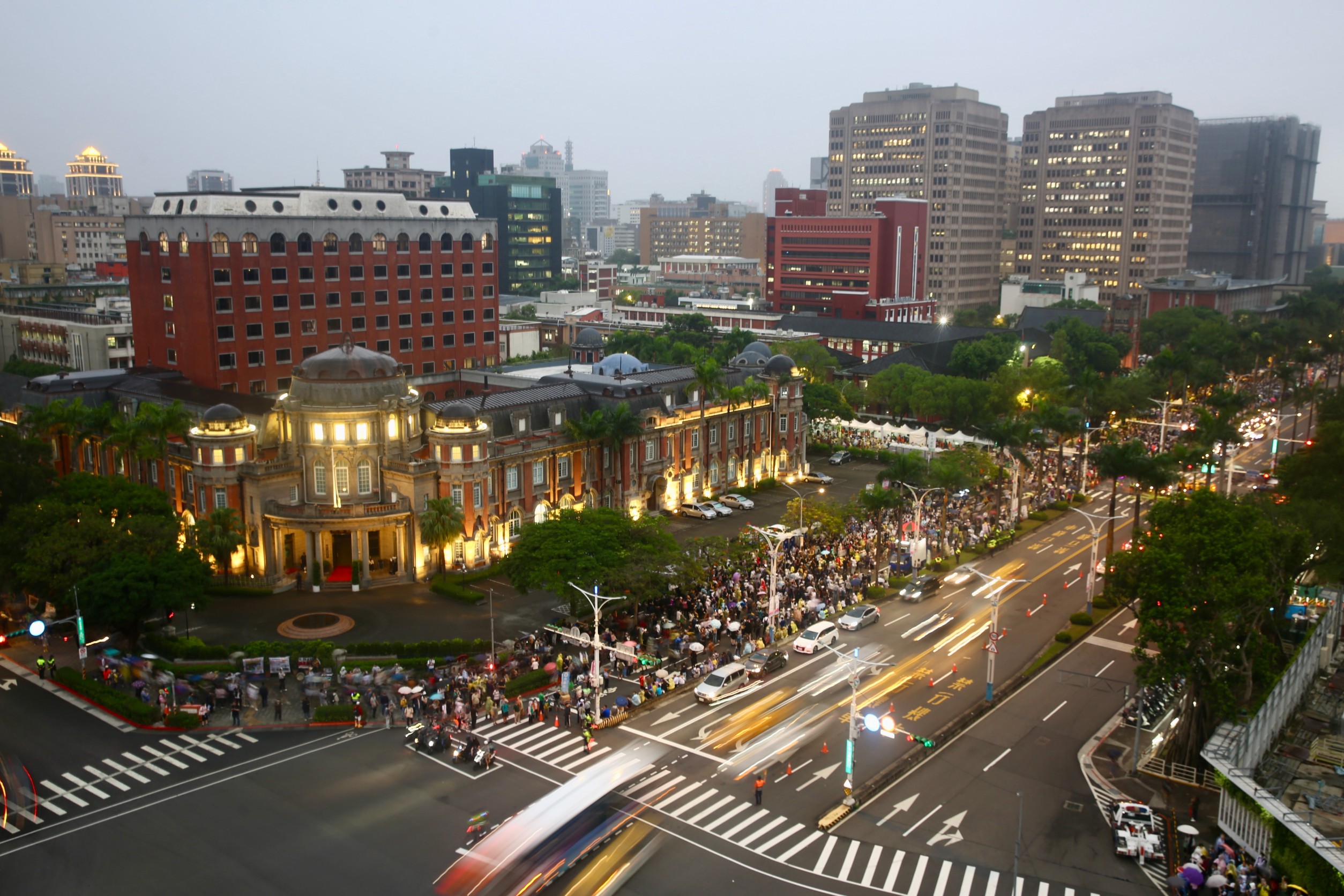 昨日民眾依然聚集立法院外抗議反擴權，人潮再度蔓延至監察院。