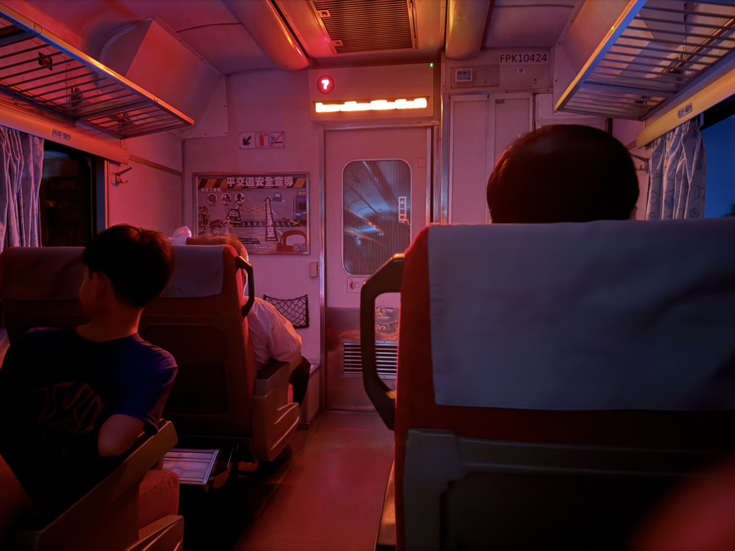 台鐵莒光號行駛到一半突然「停電」全車黑。