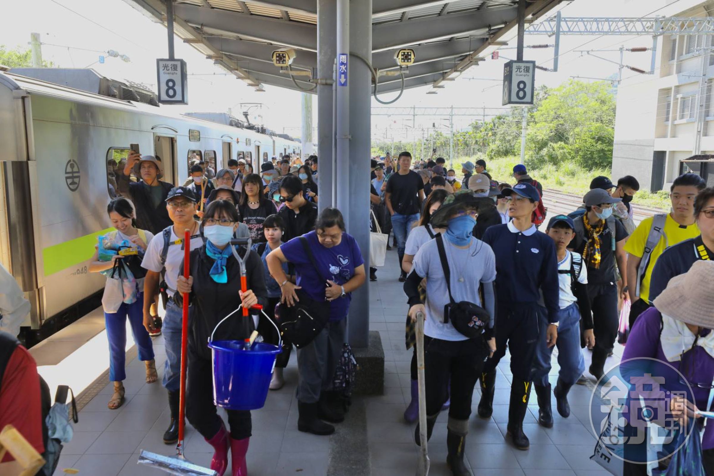 各地「鏟子超人」陸續湧入花蓮光復災區,民眾自發帶著工具支援前線。