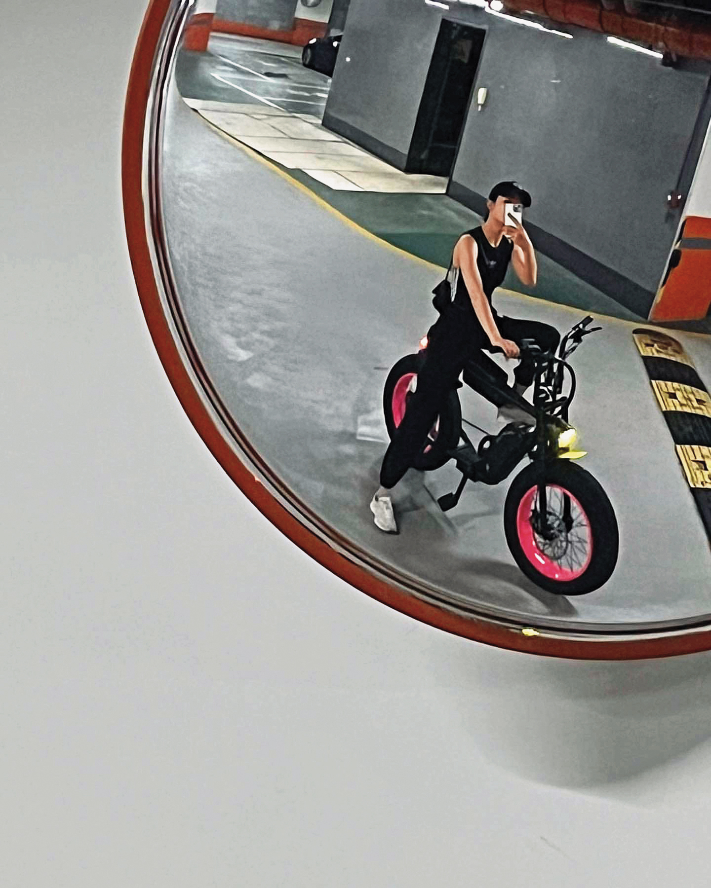 大根的空姐女友也騎著類似款電輔自行車，曬愛得低調但仍被抓包。（翻攝自喬登IG）
